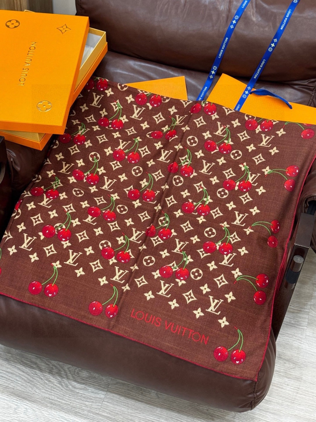 LV X TM MONOGRAMCERISE 140丝绒方巾【140双面丝绒同色】LV × TM Mon