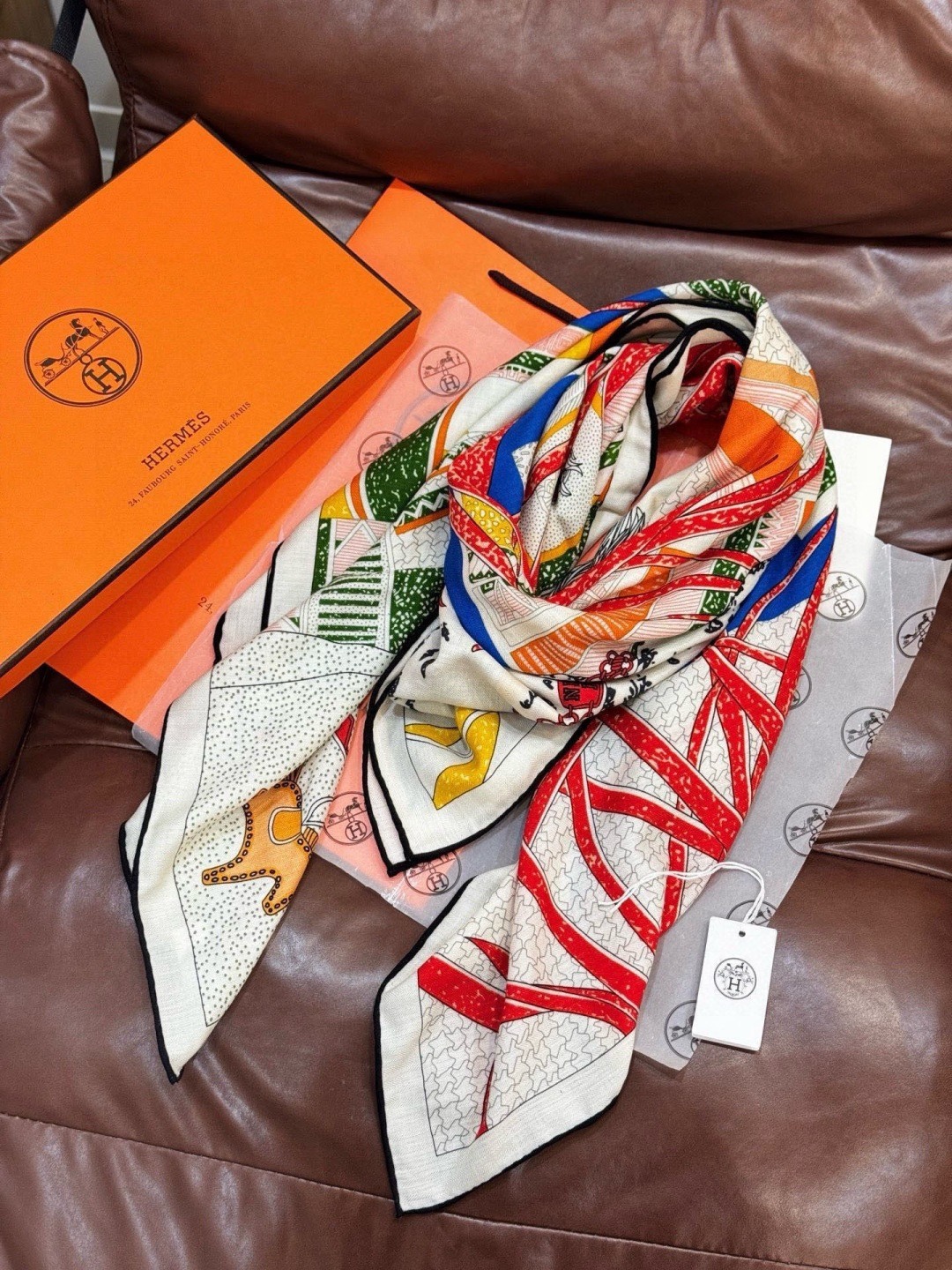 💟2025年秋冬抢先 上新💞【双面同色丝绒方巾】手工卷边山羊绒和真丝混纺披肩（70%山羊绒，30%桑蚕丝