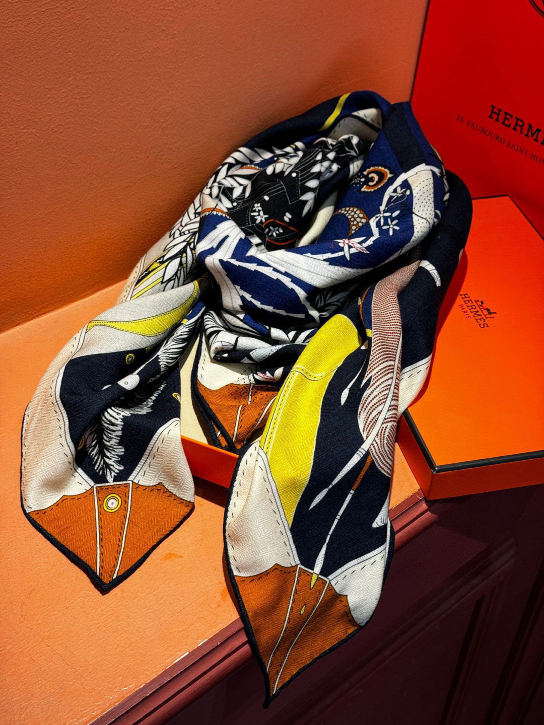 上新❤️。【手提行李】 上新中~这款“手提行李”的款式花色也还是比较经典的颜色色也很秋冬。创作渊源从委内