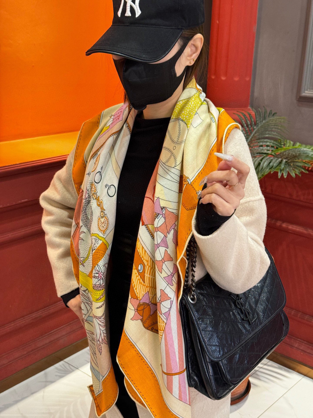 上新❤️。【手提行李】 上新中~这款“手提行李”的款式花色也还是比较经典的颜色色也很秋冬。创作渊源从委内