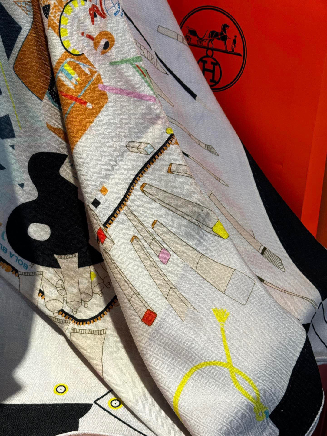 上新❤️。【手提行李】 上新中~这款“手提行李”的款式花色也还是比较经典的颜色色也很秋冬。创作渊源从委内