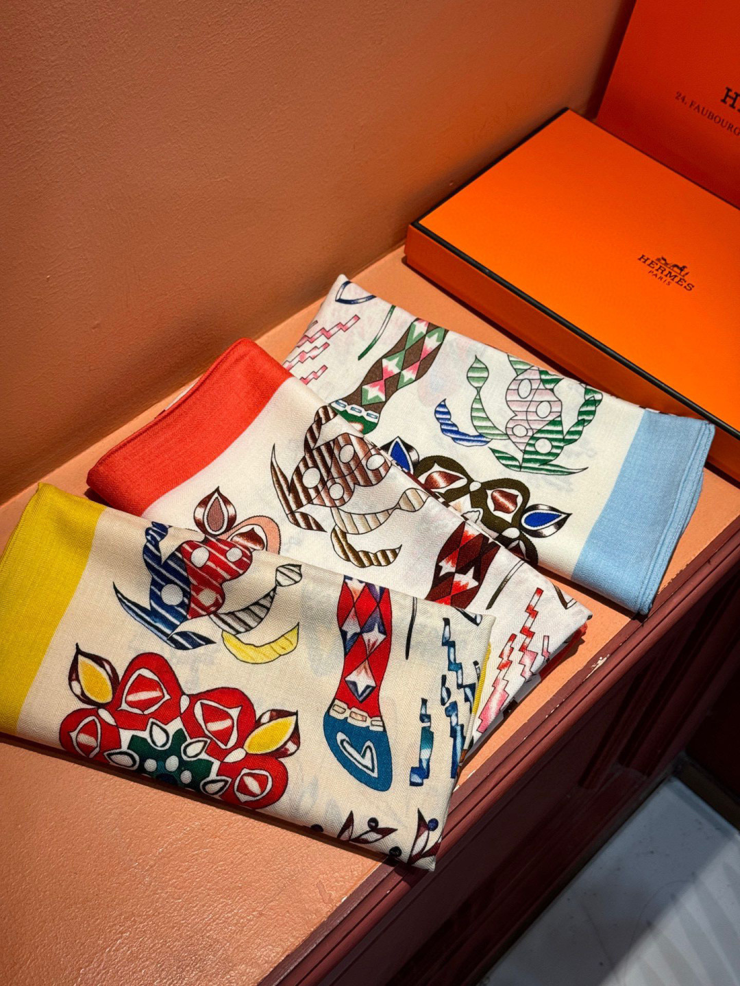 爱马仕～秋冬搭配利器❗️顶级双面同色 版真丝羊绒披肩！！1条等于2条】点睛精彩，图案和配色都超级喜欢，又