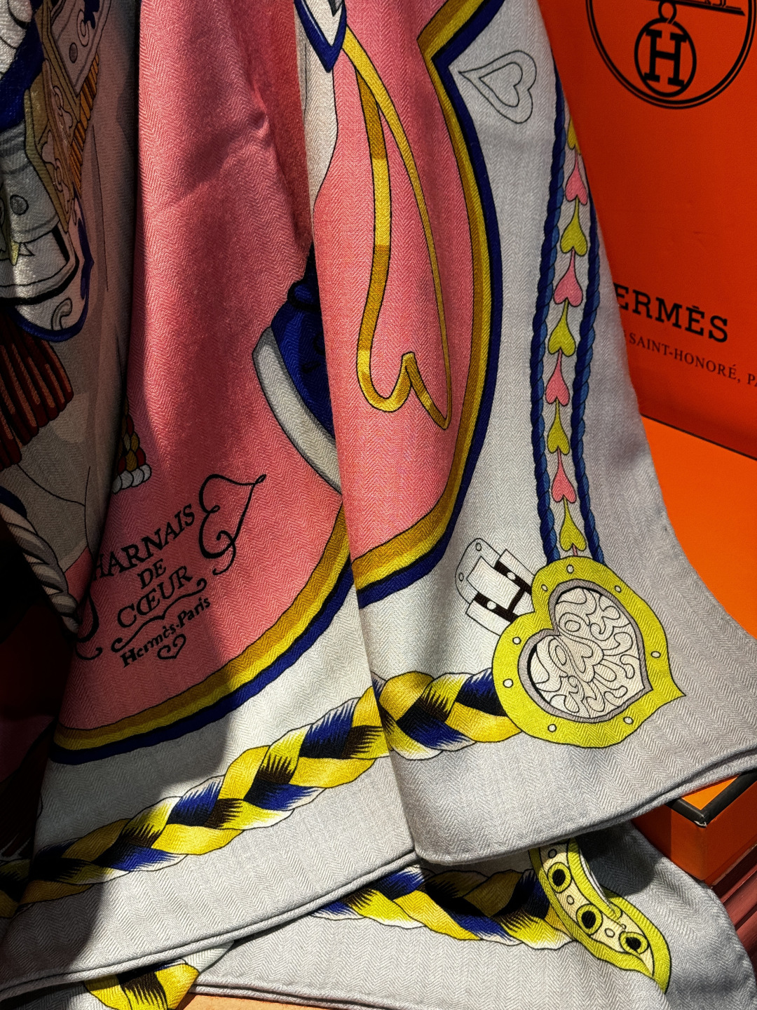 【双面同色】原单爱马仕140cm丝绒方巾💕 甜蜜的鞍具，装饰家芳登和佩西耶设计的一款餐盘增添骑士般的浪漫