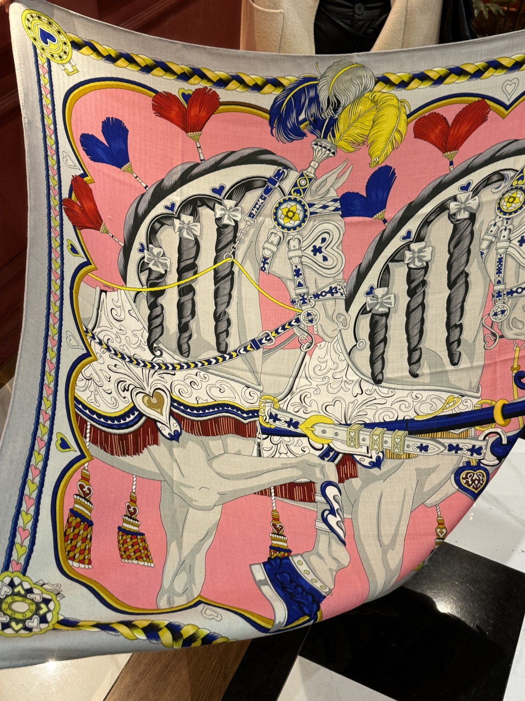 【双面同色】原单爱马仕140cm丝绒方巾💕 甜蜜的鞍具，装饰家芳登和佩西耶设计的一款餐盘增添骑士般的浪漫