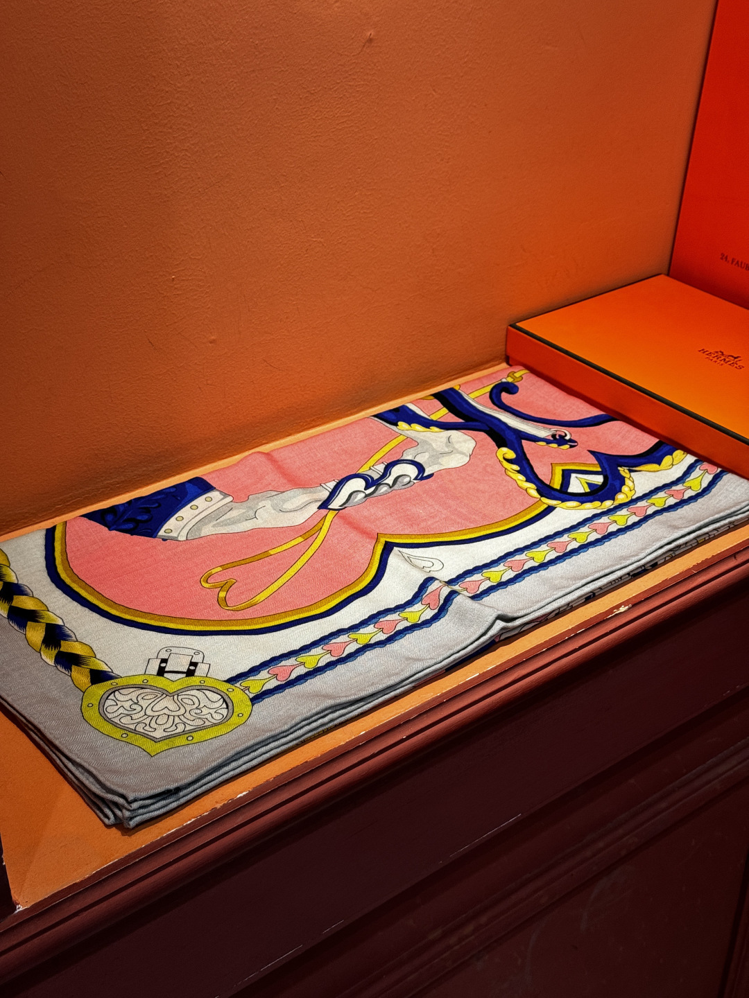 【双面同色】原单爱马仕140cm丝绒方巾💕 甜蜜的鞍具，装饰家芳登和佩西耶设计的一款餐盘增添骑士般的浪漫