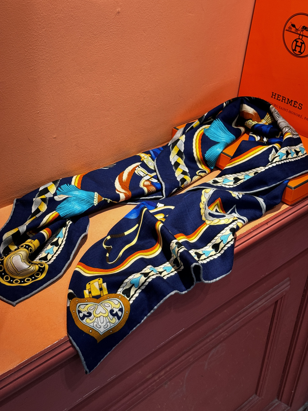 【双面同色】原单爱马仕140cm丝绒方巾💕 甜蜜的鞍具，装饰家芳登和佩西耶设计的一款餐盘增添骑士般的浪漫