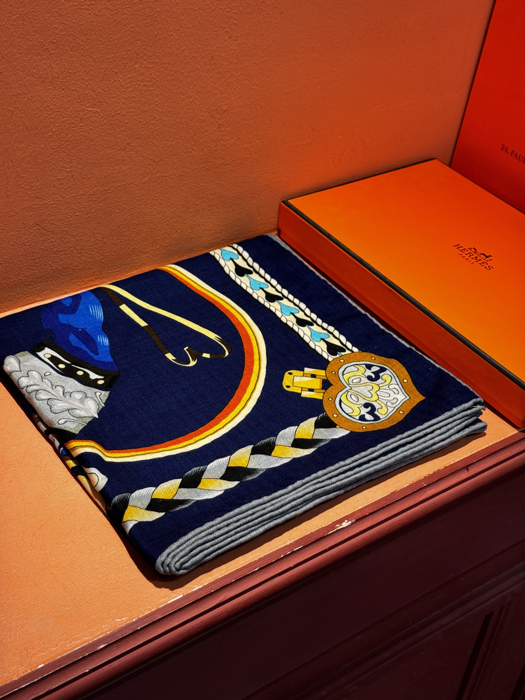 【双面同色】原单爱马仕140cm丝绒方巾💕 甜蜜的鞍具，装饰家芳登和佩西耶设计的一款餐盘增添骑士般的浪漫