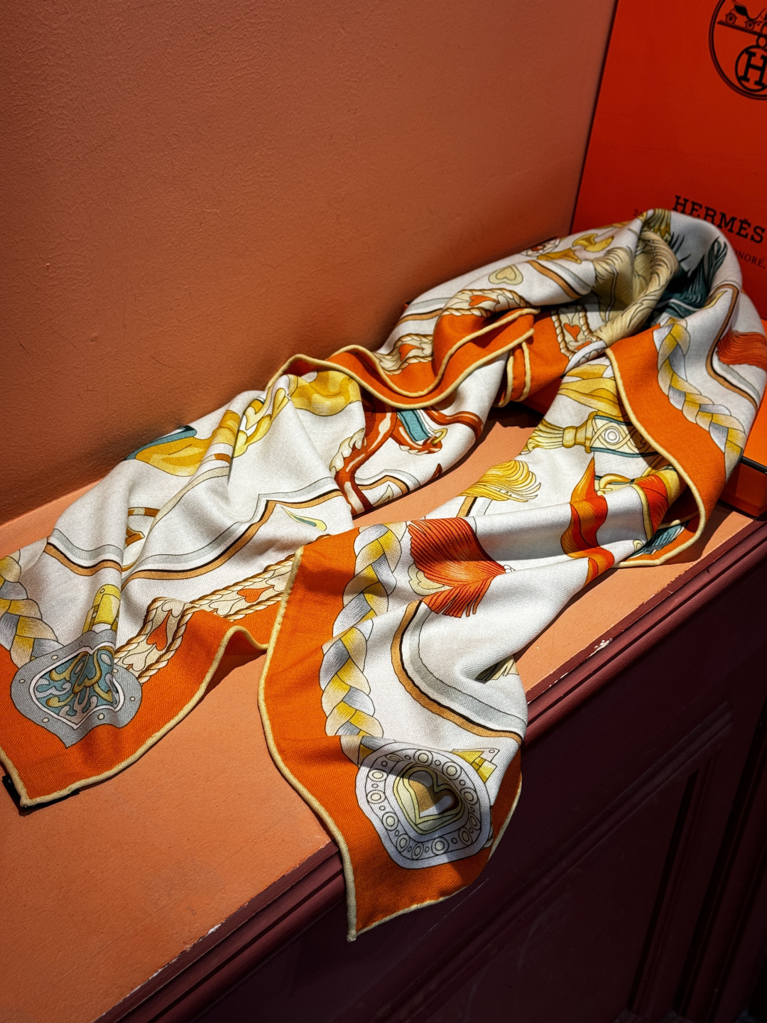 【双面同色】原单爱马仕140cm丝绒方巾💕 甜蜜的鞍具，装饰家芳登和佩西耶设计的一款餐盘增添骑士般的浪漫