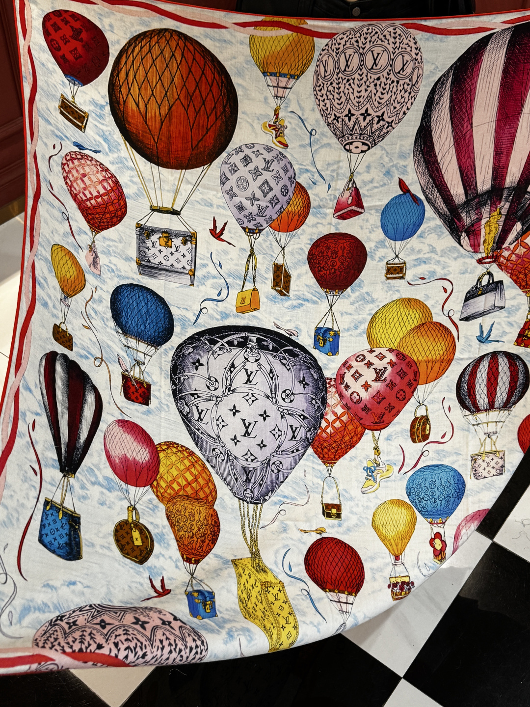❄【双面同色】原单Lv140cm丝绒方巾，《热气球》，本款方巾全新加入 U价🉐️ and Away 系列