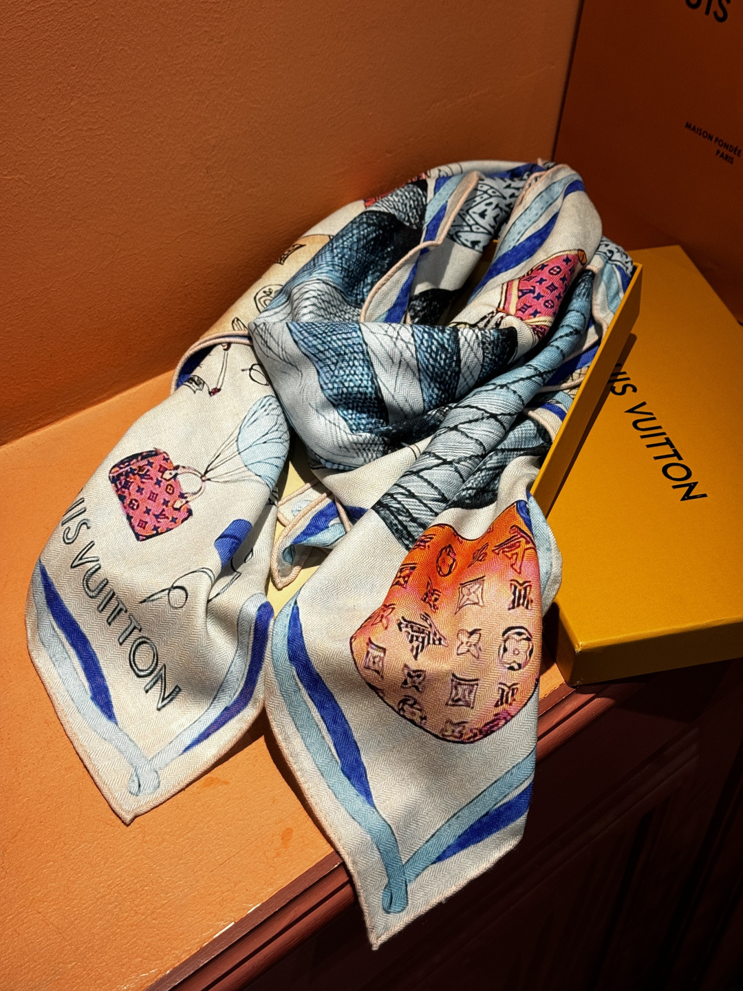 ❄【双面同色】原单Lv140cm丝绒方巾，《热气球》，本款方巾全新加入 U价🉐️ and Away 系列