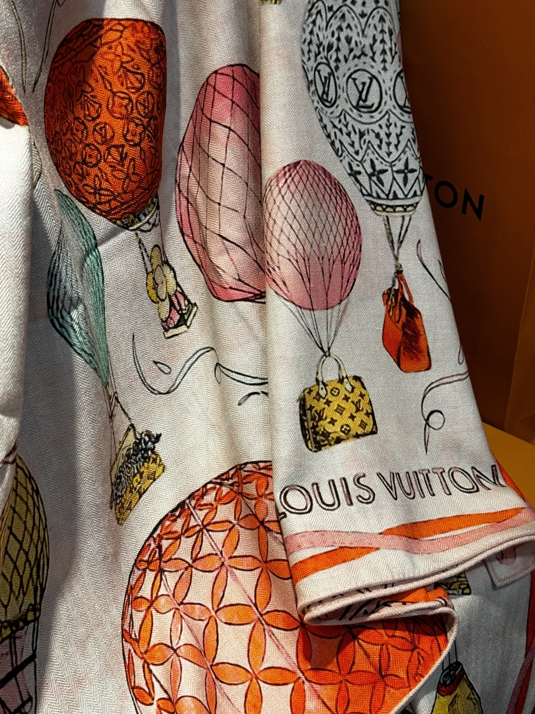 ❄【双面同色】原单Lv140cm丝绒方巾，《热气球》，本款方巾全新加入 U价🉐️ and Away 系列