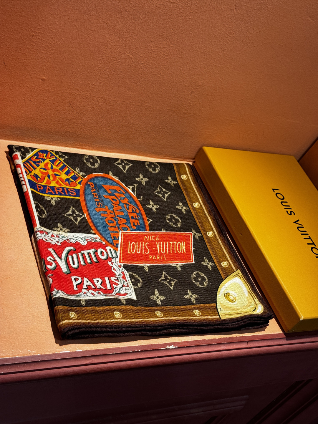 【LV】上新❤️ 路易威登 一款值得品细节的高货抠细节，从一个小块的配色去打败市场货140方巾 二个配色