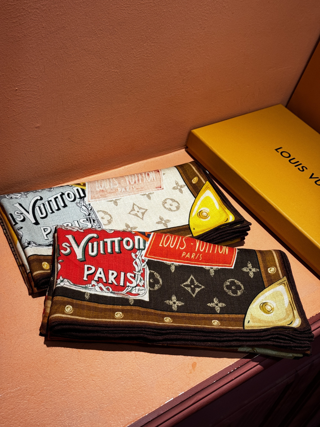 【LV】上新❤️ 路易威登 一款值得品细节的高货抠细节，从一个小块的配色去打败市场货140方巾 二个配色