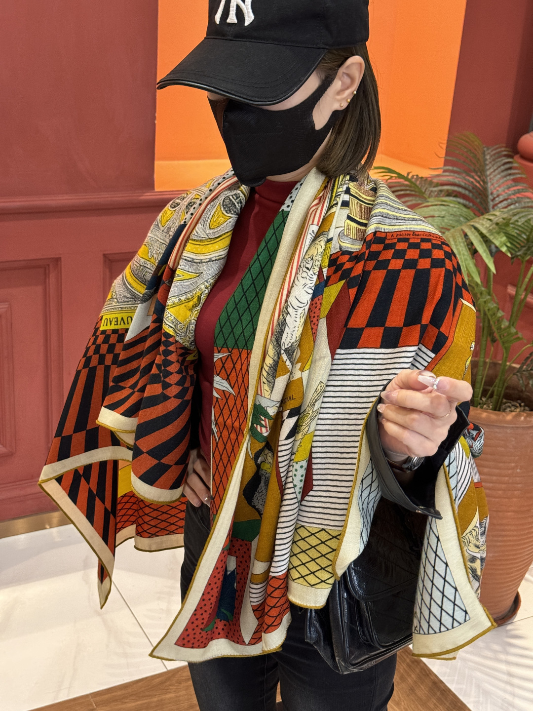 爱马仕新款双面同色 品名: 新型大剧院面料：丝绒尺寸：140*140 这款爱马仕点睛配饰可以多种方式佩戴