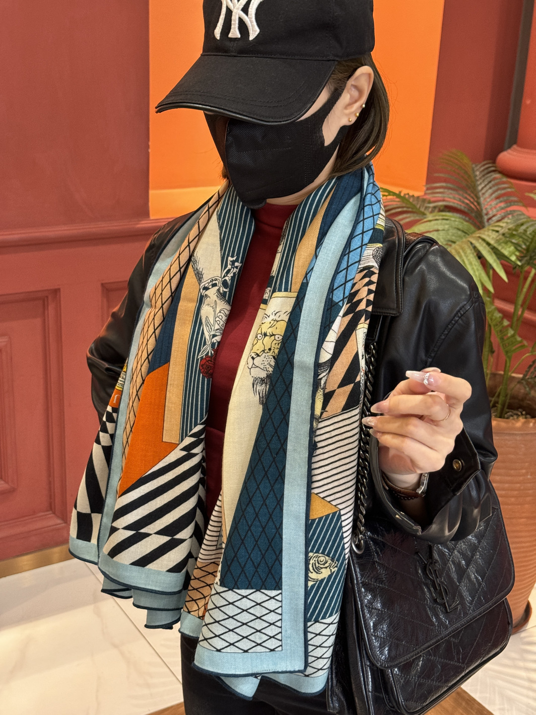 爱马仕新款双面同色 品名: 新型大剧院面料：丝绒尺寸：140*140 这款爱马仕点睛配饰可以多种方式佩戴