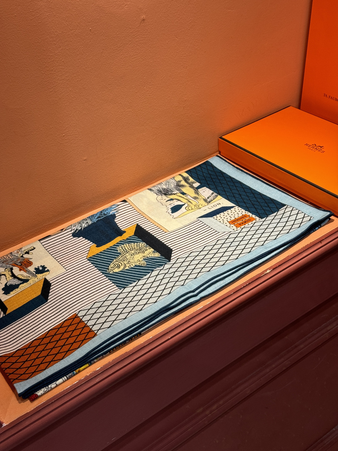 爱马仕新款双面同色 品名: 新型大剧院面料：丝绒尺寸：140*140 这款爱马仕点睛配饰可以多种方式佩戴