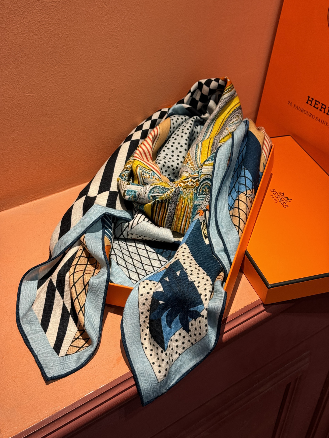 爱马仕新款双面同色 品名: 新型大剧院面料：丝绒尺寸：140*140 这款爱马仕点睛配饰可以多种方式佩戴