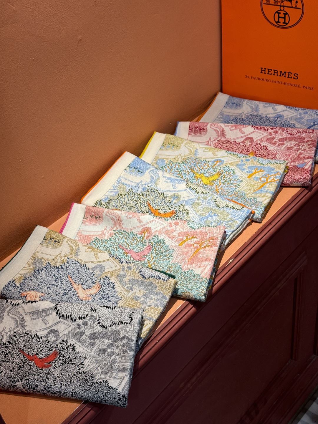 爱马仕～秋冬搭配利器❗️顶级双面同色 版真丝羊绒披肩！！1条等于2条】点睛精彩，图案和配色都超级喜欢，又