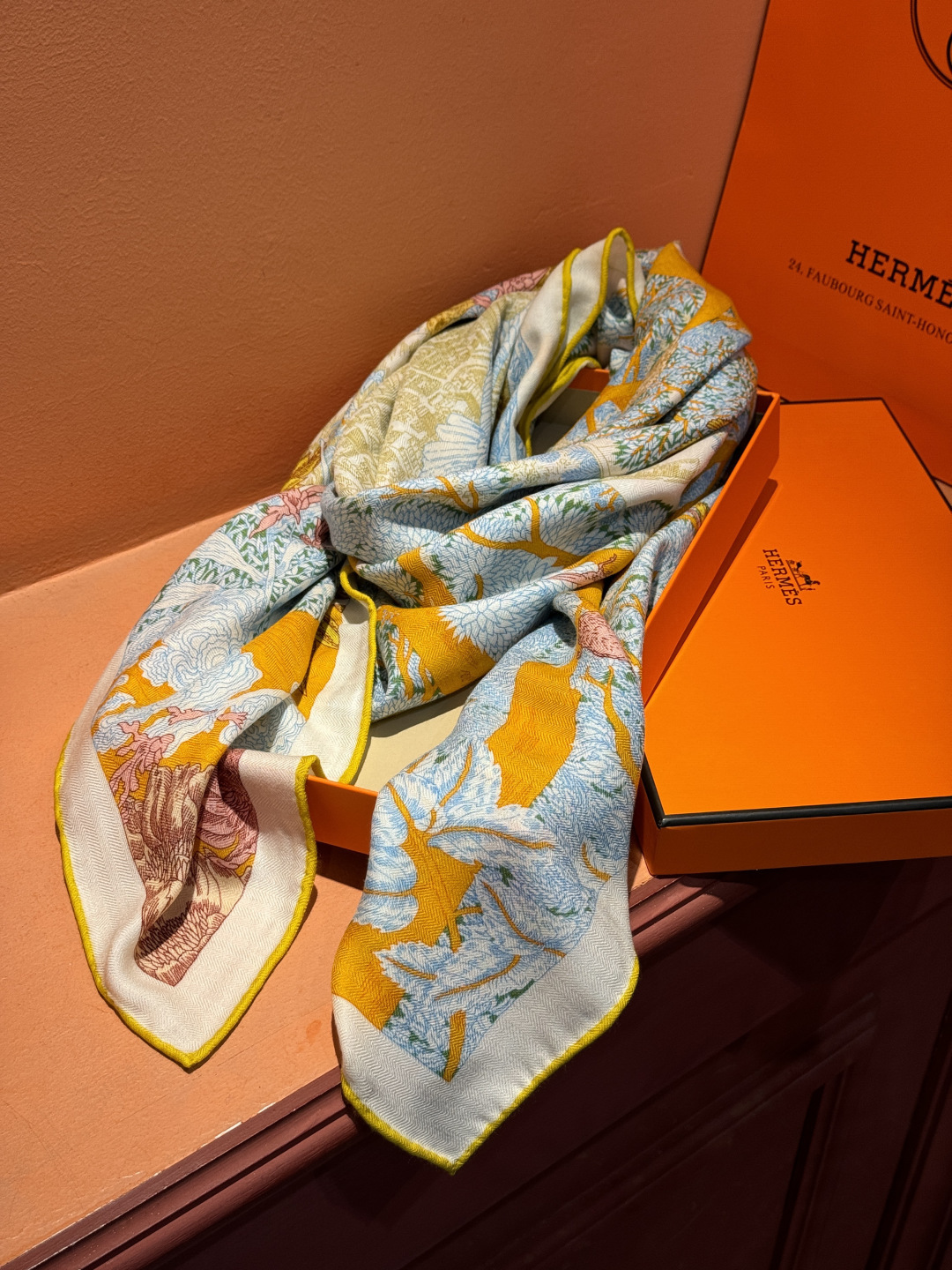 爱马仕～秋冬搭配利器❗️顶级双面同色 版真丝羊绒披肩！！1条等于2条】点睛精彩，图案和配色都超级喜欢，又