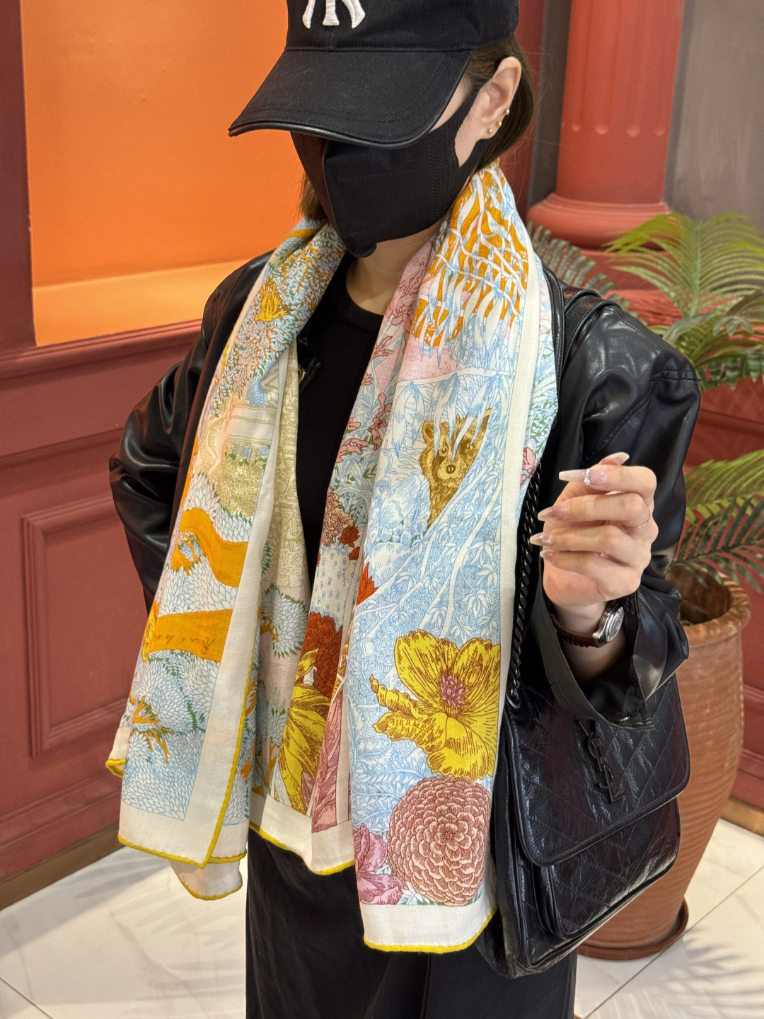 爱马仕～秋冬搭配利器❗️顶级双面同色 版真丝羊绒披肩！！1条等于2条】点睛精彩，图案和配色都超级喜欢，又