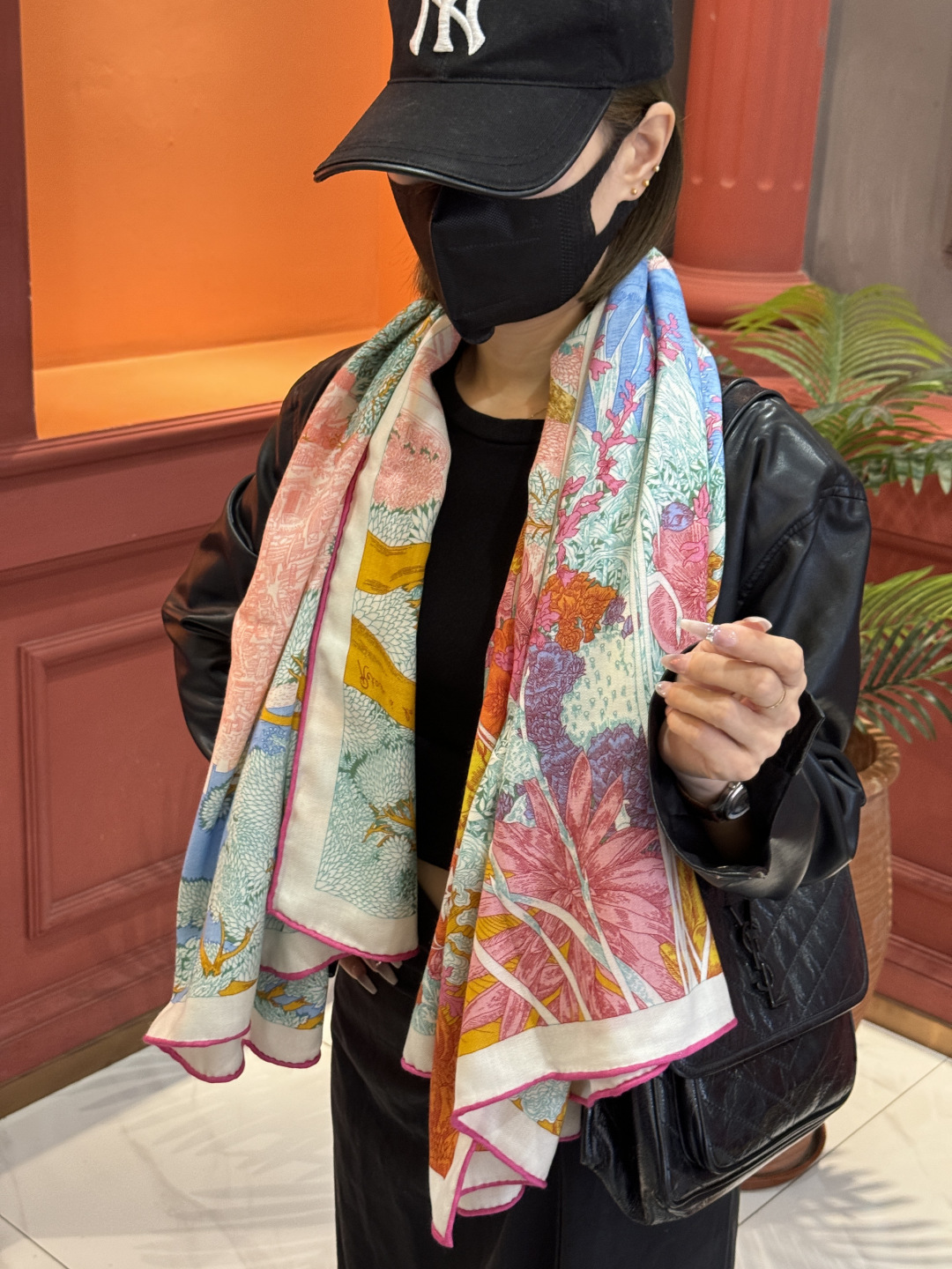 爱马仕～秋冬搭配利器❗️顶级双面同色 版真丝羊绒披肩！！1条等于2条】点睛精彩，图案和配色都超级喜欢，又