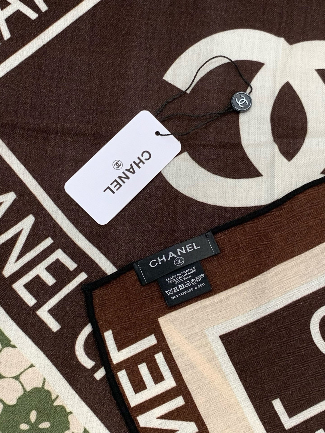 2025秋冬高级成衣系列～Chanel 【140双面同色丝绒披肩】此系列谱写一曲自由轻灵的赞歌本系列作品