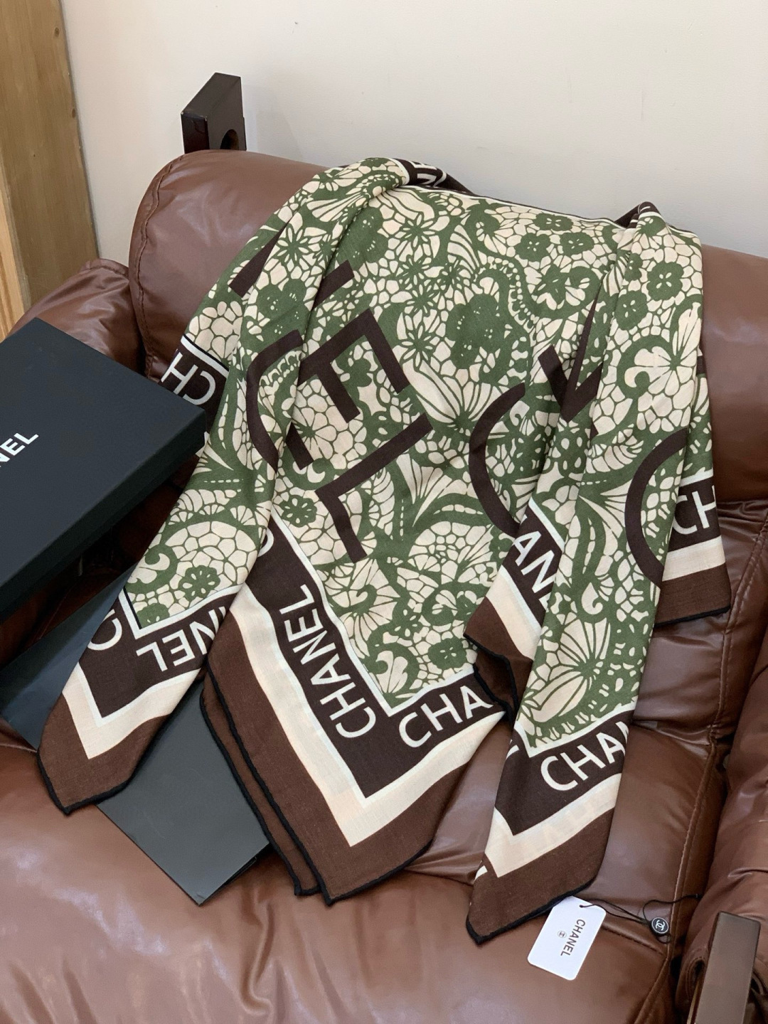 2025秋冬高级成衣系列～Chanel 【140双面同色丝绒披肩】此系列谱写一曲自由轻灵的赞歌本系列作品