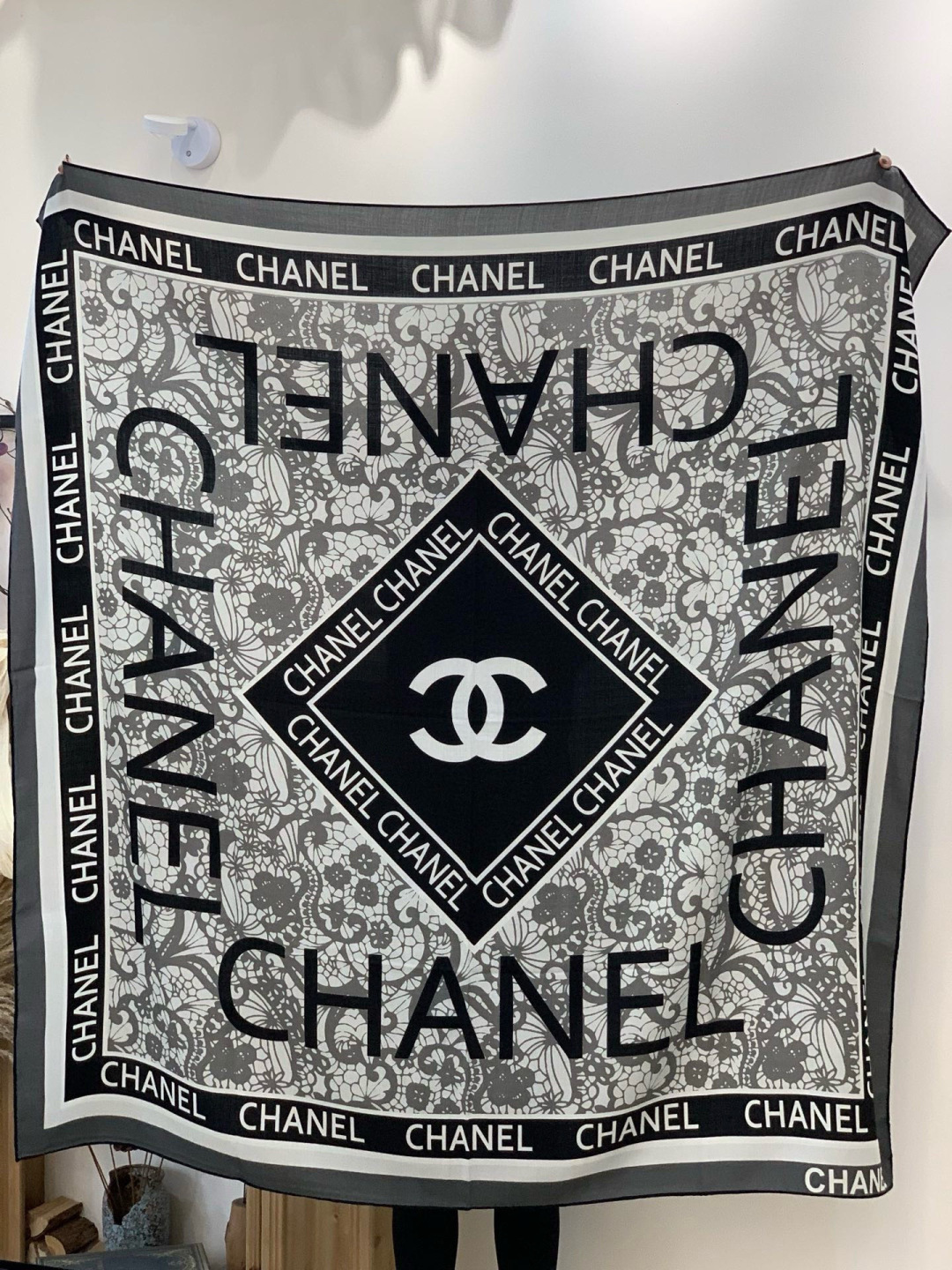 2025秋冬高级成衣系列～Chanel 【140双面同色丝绒披肩】此系列谱写一曲自由轻灵的赞歌本系列作品