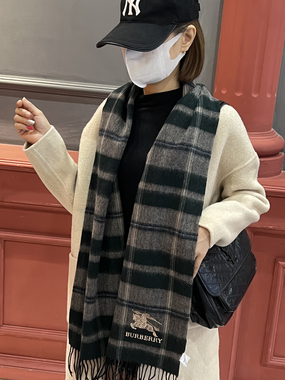 NO:642804,The latest style of Burberry's generous square plaid. The top lambswool material is very warm, soft and skin-friendly, and does not tie the neck. The classic Burberry plaid design, coupled with Burberry's exclusive embroidered logo, is really full of high-end. It is an excellent choice to give away and keep for yourself. The unisex couple's plaid will never go out of style. The size is 32*192cm. Unisex style. Men and women can each choose their favorite color. Everyone should have a high version scarf, high version scarf, burberry19860909新款巴宝莉大方格子最新款 顶极羊羔绒材质非常保暖 柔软亲肤,不扎脖经典巴宝莉格纹设计,加上巴宝莉专属刺绣logo真的是满满的高级感,送人自留都是极好的选择,男女通用情侣款格子永远不会过时,尺寸32*192cm中性款男女各自选择自己中意的颜色人人都应该拥有一条高版本围巾,高版本围巾,burberry,scarf