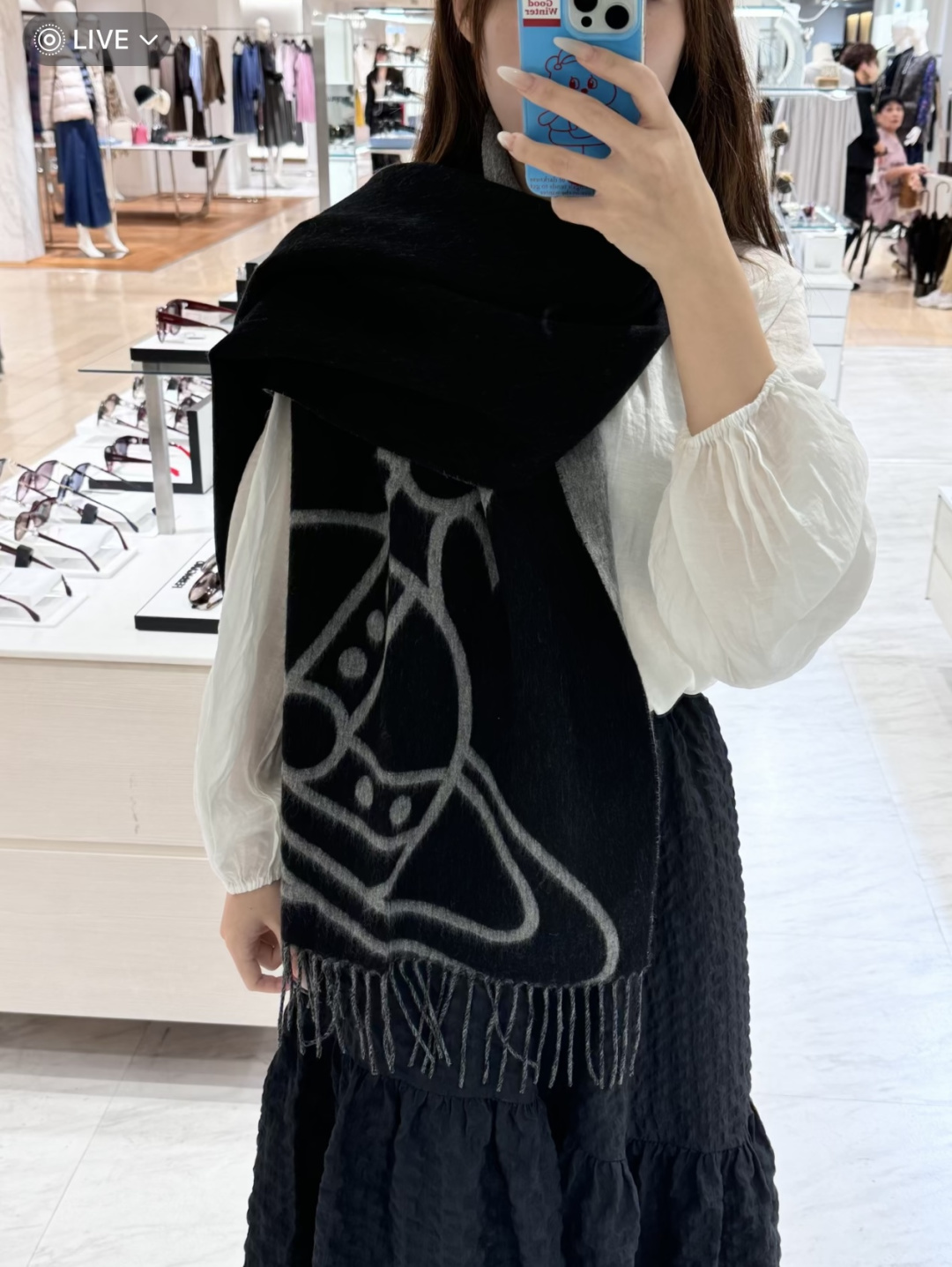 NO:642819,High Edition · British Punk Godmother · Vivienne Westwood, Queen Mother of the West' Favorite Saturn Spiritually, Vivenne  Westwood is the fashion brand that best represents the British. A product that is highly recommended this season. The big 'Saturn' logo jacquard, the meaning of Saturn is also consistent with the design concept of the Queen Mother. The fabric is made of 95 most tensile wool and 5 cashmere. The size is 200*50, double-sided design, soft to the touch and not prickly, super popular high-version scarf, high-version scarf!19860909高版 · 英国朋克教母 · 西太后Vivienne Westwood”最爱的土星 从精神上,Vivenne Westwood才是最能代表英国人的时尚品牌.本季强推的一款产品.大“土星”Logo提花,土星的意义也是和西太后的设计理念是一致的.面料采用了95最具张力羊毛,5羊绒.尺寸200*50,双面设计,手感柔软不扎手,超级受追捧的爆款！高版本围巾,高版本围巾,scarf