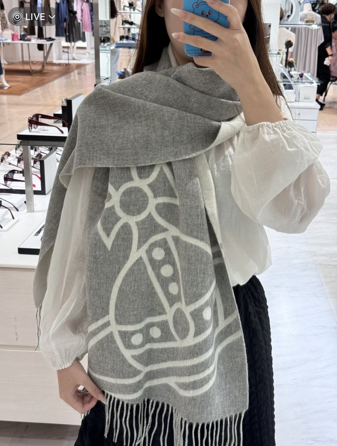 NO:642824,High Edition · British Punk Godmother · Vivienne Westwood, Queen Mother of the West' Favorite Saturn Spiritually, Vivenne  Westwood is the fashion brand that best represents the British. A product that is strongly recommended this season. The big 'Saturn' Logo jacquard, the meaning of Saturn is consistent with the design concept of the Queen Mother. The fabric is made of 95 most tensile wool, 5 cashmere. Size * 50, double-sided design, soft to the touch and not prickly, super popular high-version scarf, high-version scarf!19860909高版 · 英国朋克教母 · 西太后Vivienne Westwood”最爱的土星 从精神上,Vivenne Westwood才是最能代表英国人的时尚品牌.本季强推的一款产品.大“土星”Logo提花,土星的意义也是和西太后的设计理念是一致的.面料采用了95最具张力羊毛,5羊绒.尺寸*50,双面设计,手感柔软不扎手,超级受追捧的爆款！高版本围巾,高版本围巾,scarf