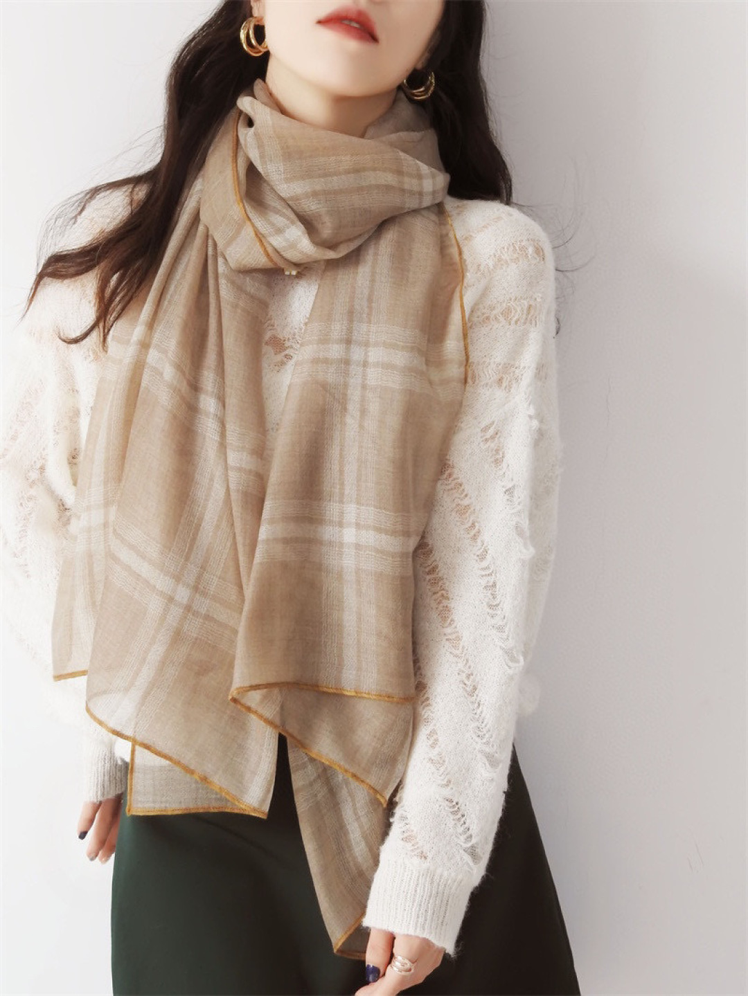 NO:642834,Burberry's latest lightweight plaid scarf has been shipped, with exquisite horse logo embroidery and exquisite production technology. First, the best ultra-fine wool fibers are selected, combed by hand, and then soaked and washed in clear spring water to give the wool fibers a unique fluffiness.  Texture; finally, the inspected stamping and ironing process is used to create a luxurious and soft surface gloss. 190*70, more casual matching. Professional dry cleaning. 200 water-soluble wool, feels so good. High version scarf, high version scarf, burberry19860909巴宝莉轻盈格纹围巾最新款出货了,精美马标刺绣logo,精湛制作工艺.首先臻选上乘的超细羊毛纤维,进行纯手工精梳处理,再进行清泉水浸泡涤荡,使羊毛纤维呈现出独特的蓬松质感；最后以考察的压印与熨烫工艺,缔造奢华柔和的表面光泽.190*70,更显随意性搭配.专业干洗.200支水溶羊毛,手感好到爆高版本围巾,高版本围巾,burberry,scarf