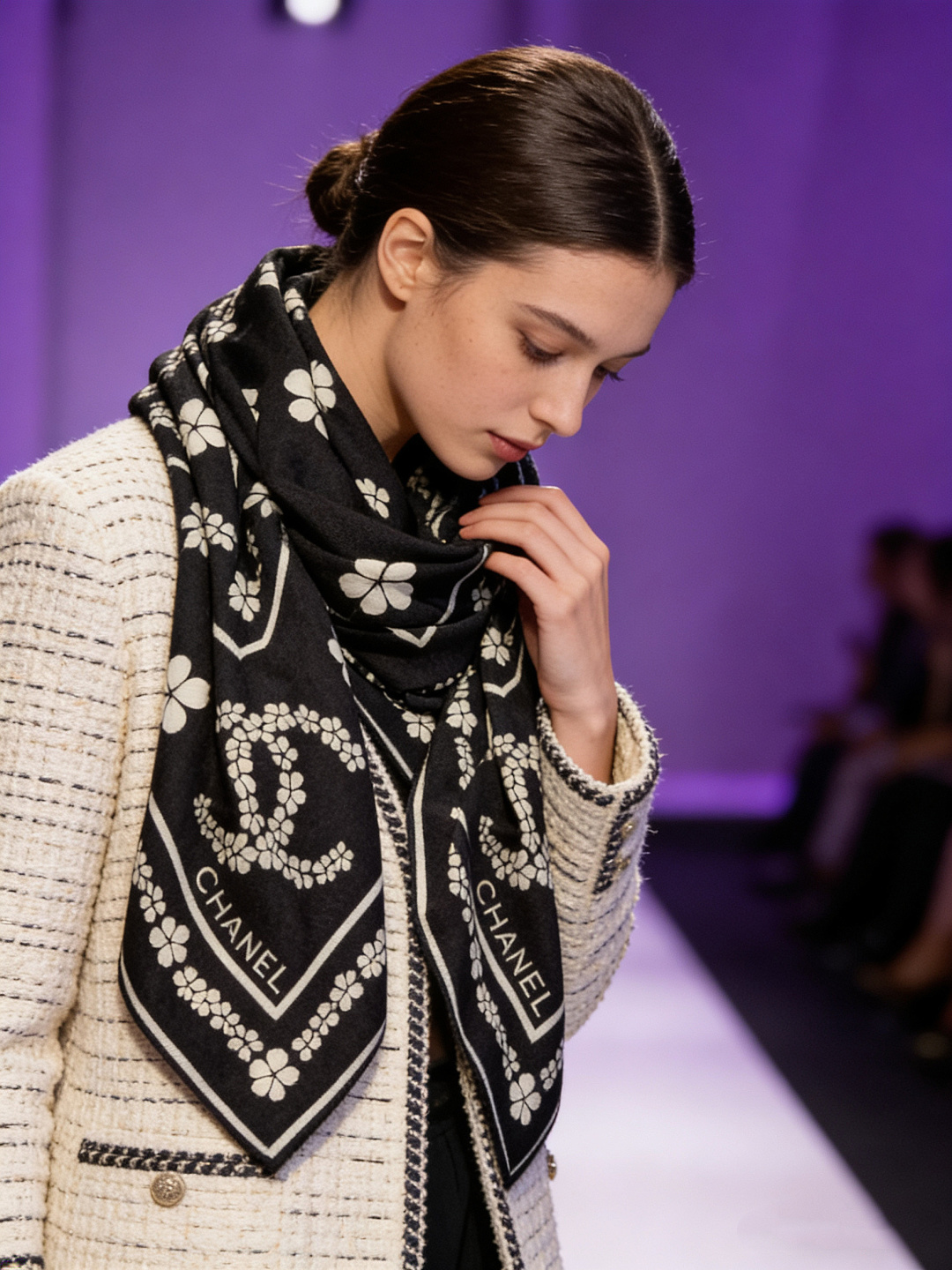 NO:642845,2025 Autumn and Winter haute couture collection ~ Chanel [140 double-sided velvet shawls of the same color] This series composes a hymn of freedom and lightness. This series of works innovatively interprets the brand's style symbols, showing unrestrained confidence and charm. Elegant and romantic style design. Ingredients: 30% mulberry silk and 70% cashmere. Size 135*135cm. High version scarf, high version scarf, chanel, shawls198609092025秋冬高级成衣系列～Chanel【140双面同色丝绒披肩】 此系列谱写一曲自由轻灵的赞歌 本系列作品创新演绎品牌的风格符号 尽显无拘无束的自信魅力 优雅浪漫的风格设计 成份30桑蚕丝70羊绒 尺寸135*135cm 高版本围巾,高版本围巾,chanel,shawls,scarf