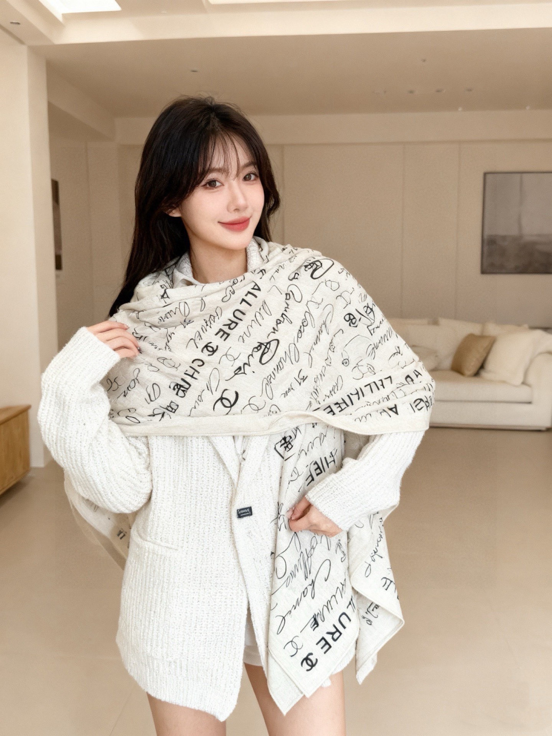 NO:642765,Chanel-Velvet double-sided square scarf [140 double-sided same color] It has become so popular since its debut that it is hard to find one. The high-end letters CC are the only one that competes with all the classic elements. This is one of the most beautiful shawls this year. The design is absolutely first-class and the quality is outstanding!  Recommended by old customers, the best, soft, delicate and silky is the essence of its texture. Not much to say, this collectible fashion model is 135*135 cm (height x length) 30 mulberry silk 70 cashmere high version scarf, high version scarf, chanel, shawls19860909Chanel-丝绒双面方巾【140双面同色】 出道即巅峰火爆到一条难求 高级感十足的字母CC,和一切经典元素争锋的独一份这是本年度最美的披肩没有之一,设计感绝对的超一流,甩大街的品质！老客户强推入, 最最最上好的 柔软细腻丝滑才是他的质感精髓、话不多说了,这种可以收藏的时尚款135*135厘米（高 x长度） 30桑蚕丝70羊绒高版本围巾,高版本围巾,chanel,shawls,scarf