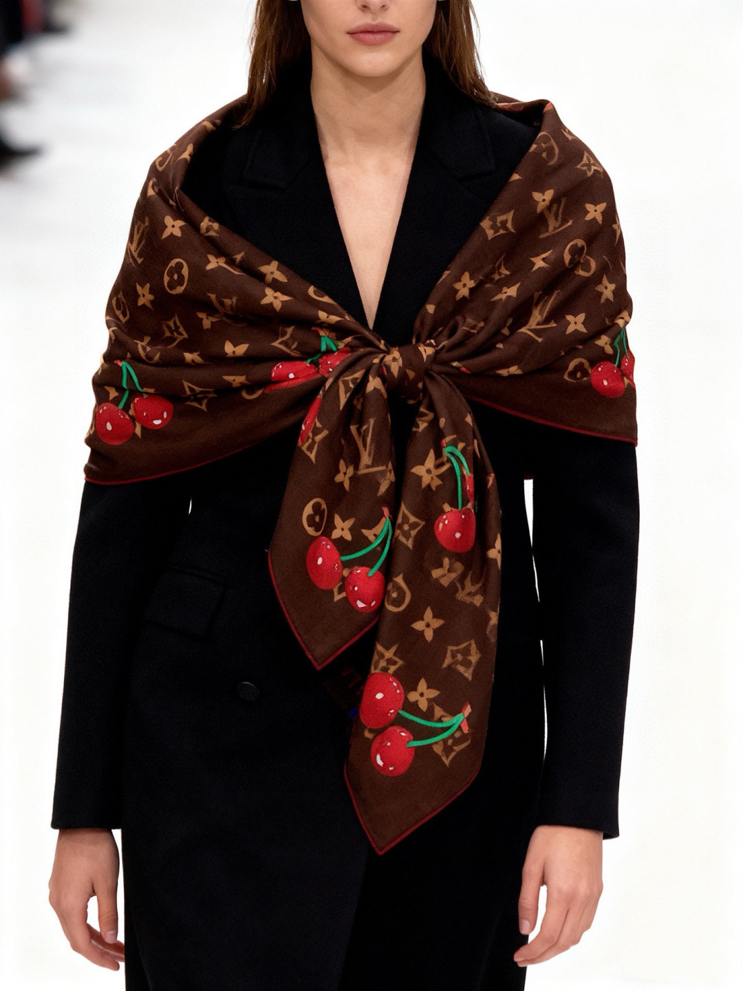 NO:642778,LV  30% silk 70% cashmere Inkjet printing Monogram pattern Cherry pattern Louis Vuitton logo high version scarf, high version scarf, louis vuitton, louis vuitton, real silk19860909LV X TM MONOGRAM CERISE 140丝绒方巾【140双面丝绒同色】 LV × TM Monogram Cerise 方巾出自路易威登x村上隆复刻系列,为华美丝毛点缀Monogram 图案,再以日本艺术家笔下的灵动樱桃元素注入清新活力.无论单独佩戴或搭配同系列其他单品,均可展露瞩目风采. 140*140厘米（长度×高） 30真丝70羊绒 喷墨印制 Monogram 图案 樱桃图案 路易威登标识高版本围巾,高版本围巾,louis vuitton,louis vuitton,real silk,scarf