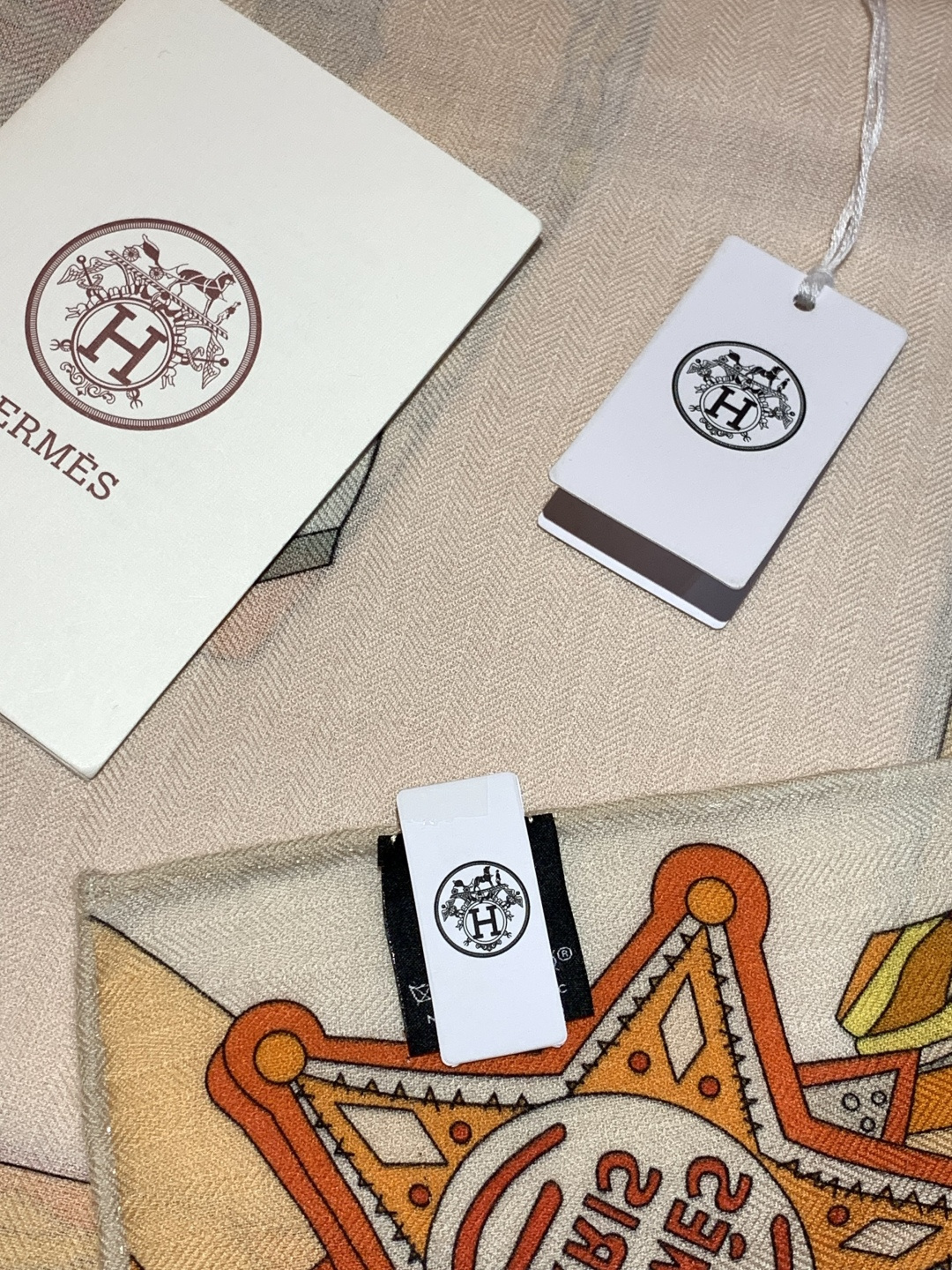 羊绒新款🆕👏👏买了都说好看‼️推荐💕爱马仕双面同色羊绒方巾【双面同色140】，顶级工艺超值‼️爱马仕专柜