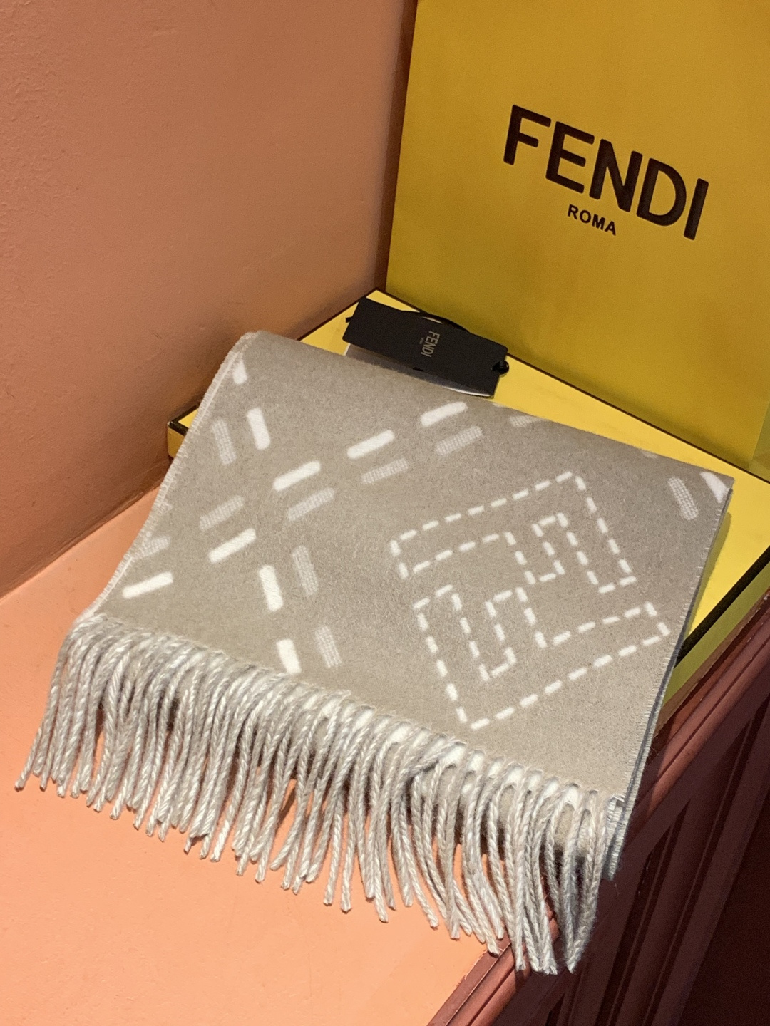 芬迪 长款流苏围巾。羊毛材质，饰以提花Selleria Macro Check缝线图案(灵感源自标志性F