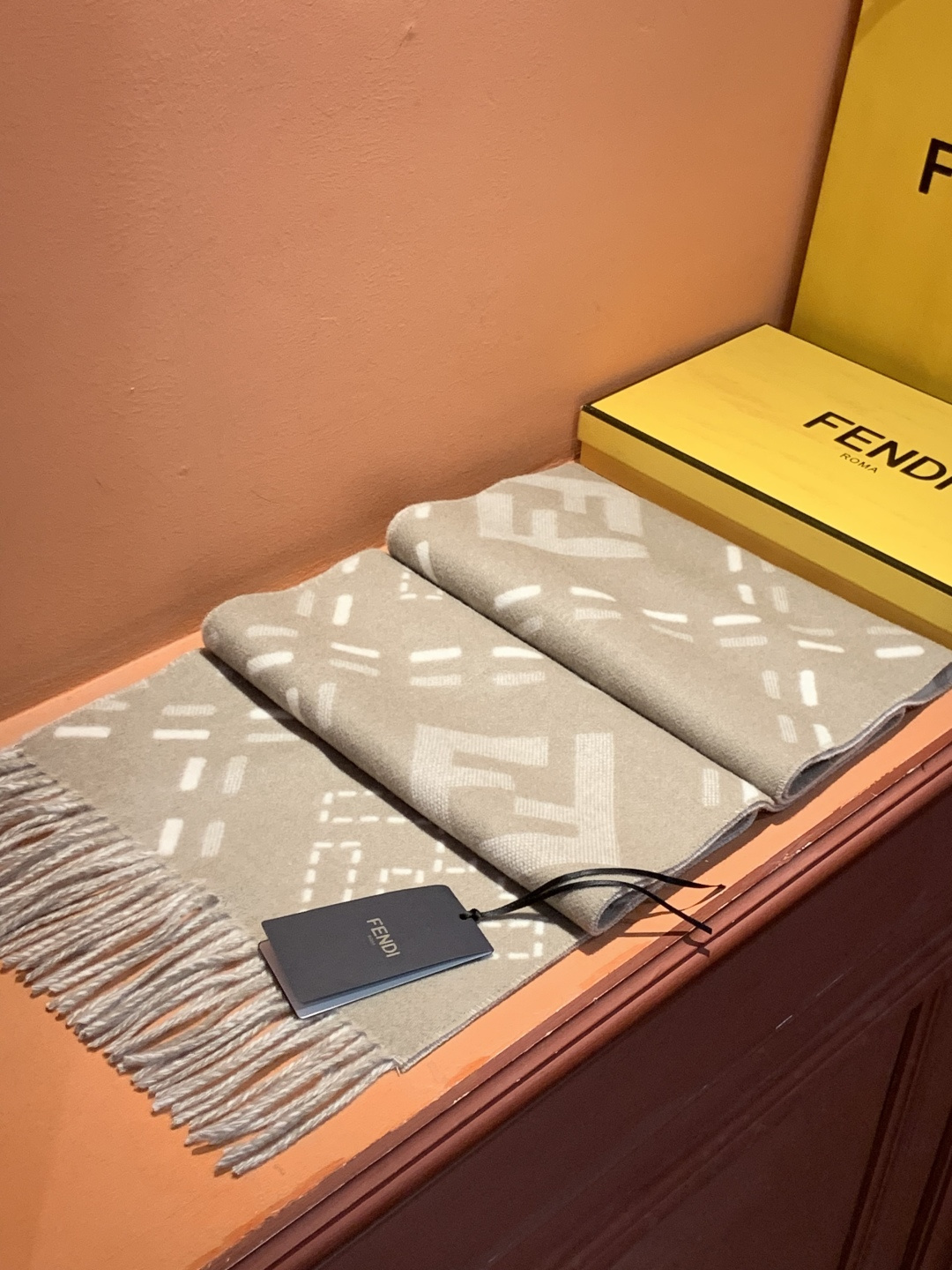 芬迪 长款流苏围巾。羊毛材质，饰以提花Selleria Macro Check缝线图案(灵感源自标志性F