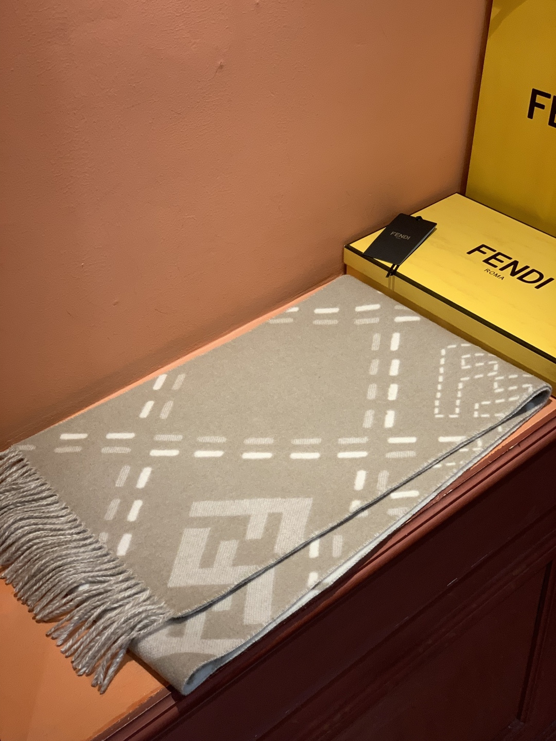 芬迪 长款流苏围巾。羊毛材质，饰以提花Selleria Macro Check缝线图案(灵感源自标志性F