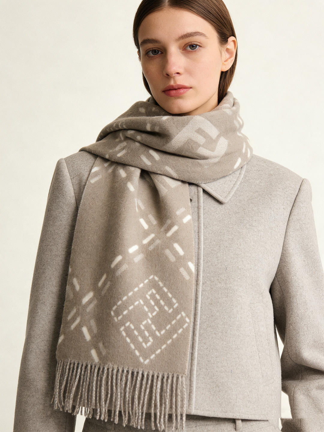 芬迪 长款流苏围巾。羊毛材质，饰以提花Selleria Macro Check缝线图案(灵感源自标志性F