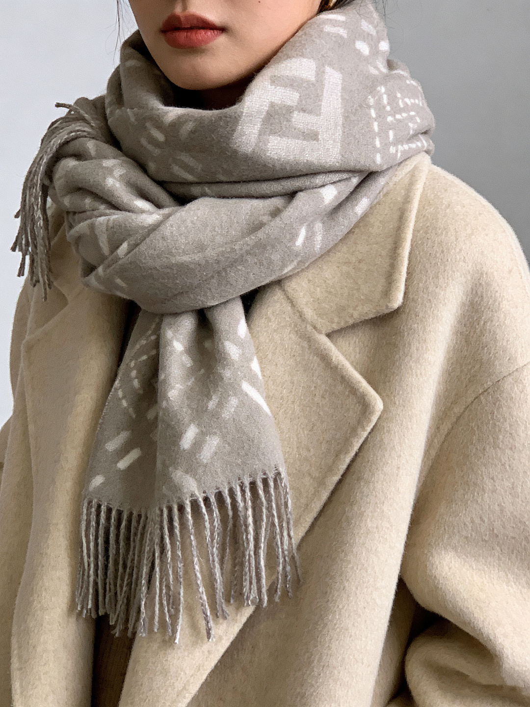 芬迪 长款流苏围巾。羊毛材质，饰以提花Selleria Macro Check缝线图案(灵感源自标志性F