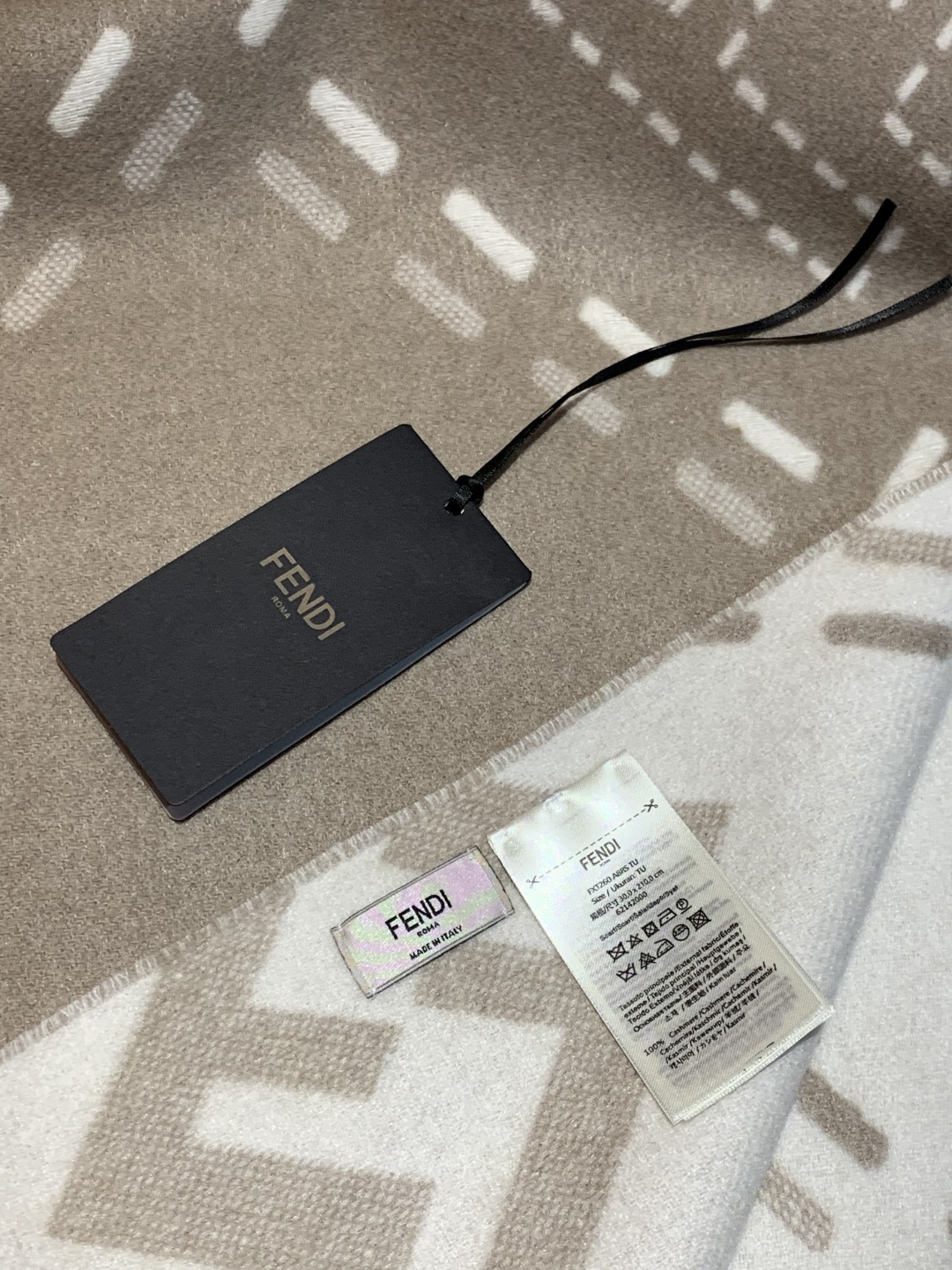 芬迪 长款流苏围巾。羊毛材质，饰以提花Selleria Macro Check缝线图案(灵感源自标志性F