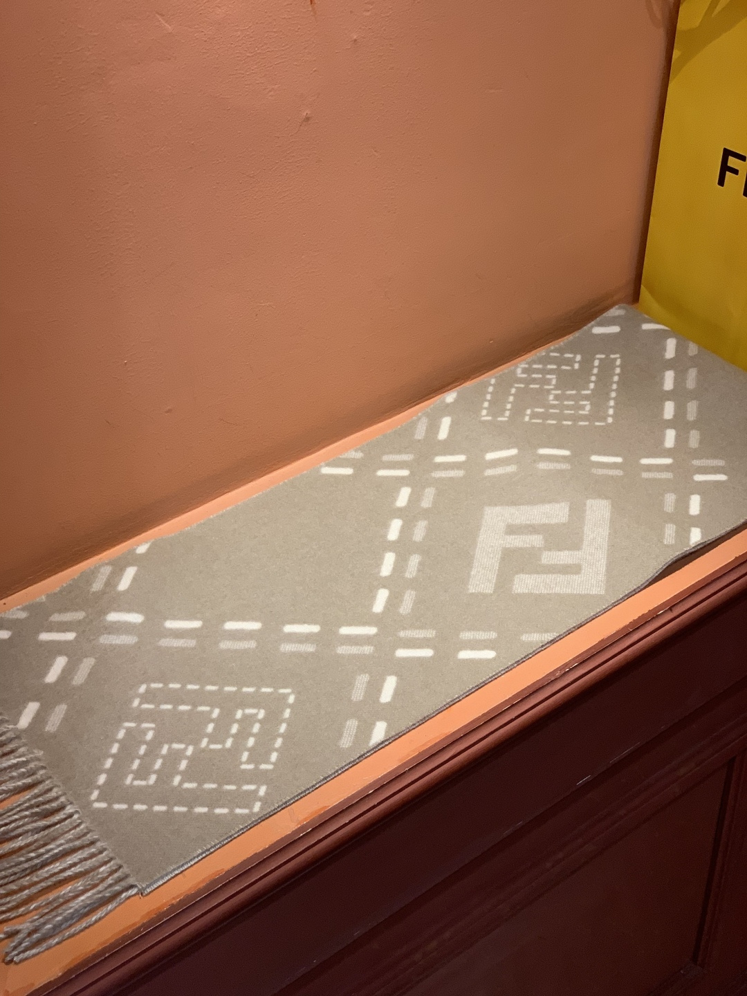 芬迪 长款流苏围巾。羊毛材质，饰以提花Selleria Macro Check缝线图案(灵感源自标志性F