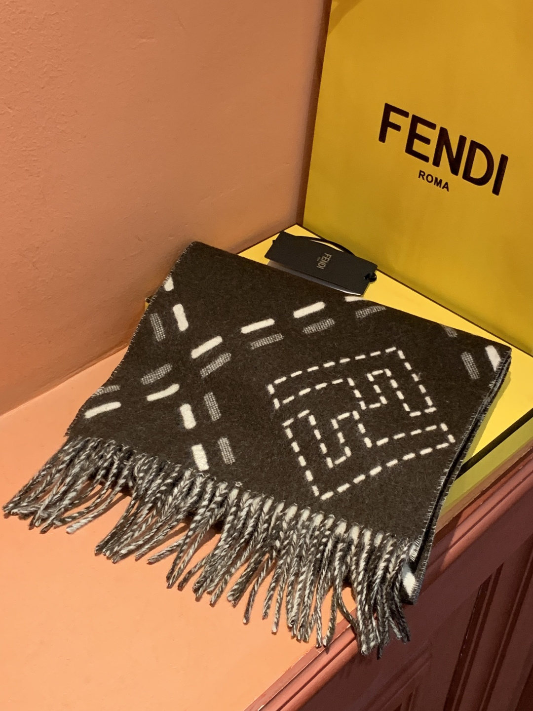 芬迪 长款流苏围巾。羊毛材质，饰以提花Selleria Macro Check缝线图案(灵感源自标志性F