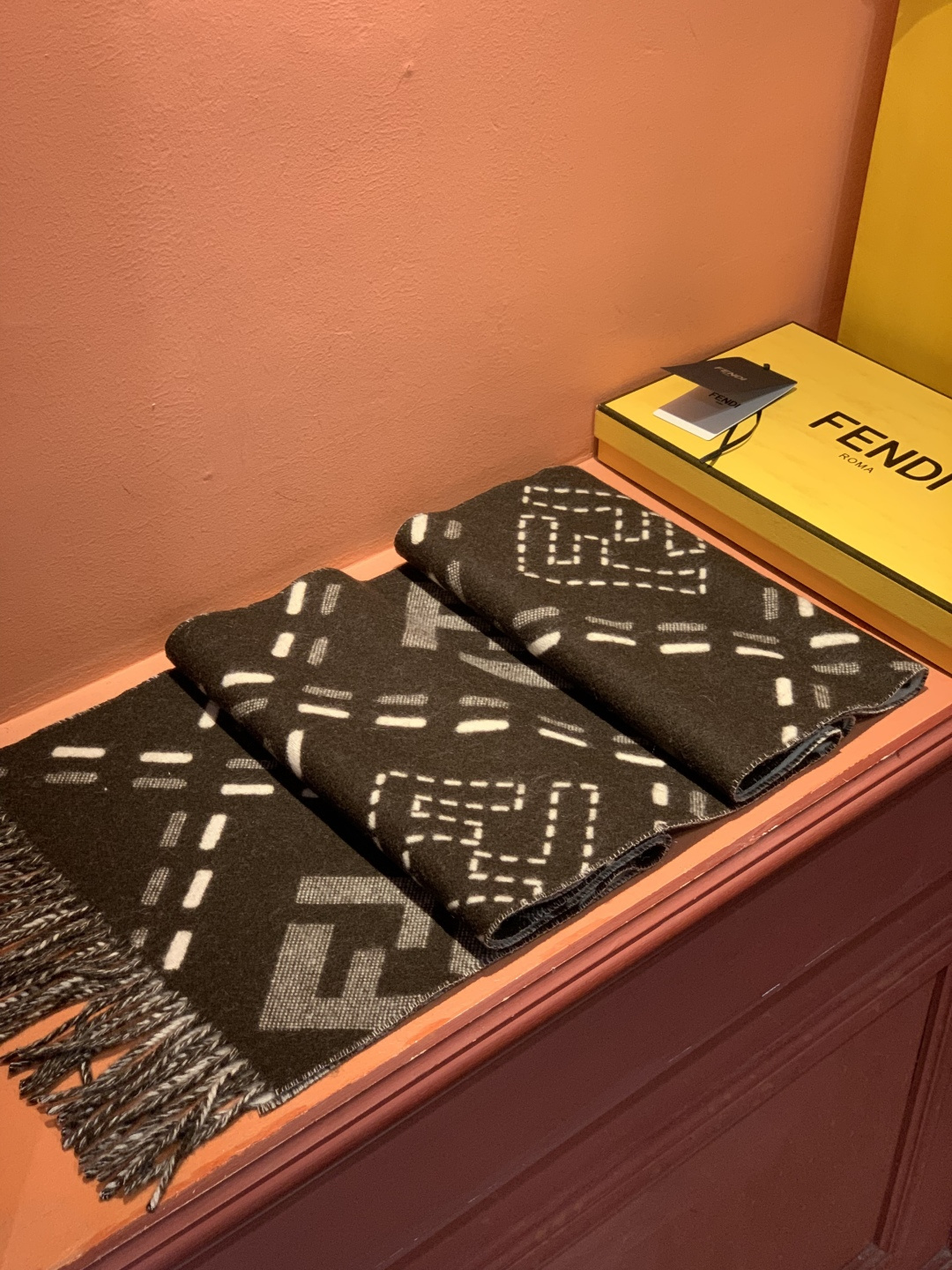 芬迪 长款流苏围巾。羊毛材质，饰以提花Selleria Macro Check缝线图案(灵感源自标志性F