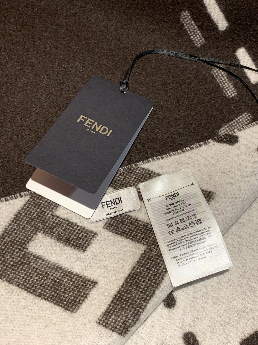 芬迪 长款流苏围巾。羊毛材质，饰以提花Selleria Macro Check缝线图案(灵感源自标志性F