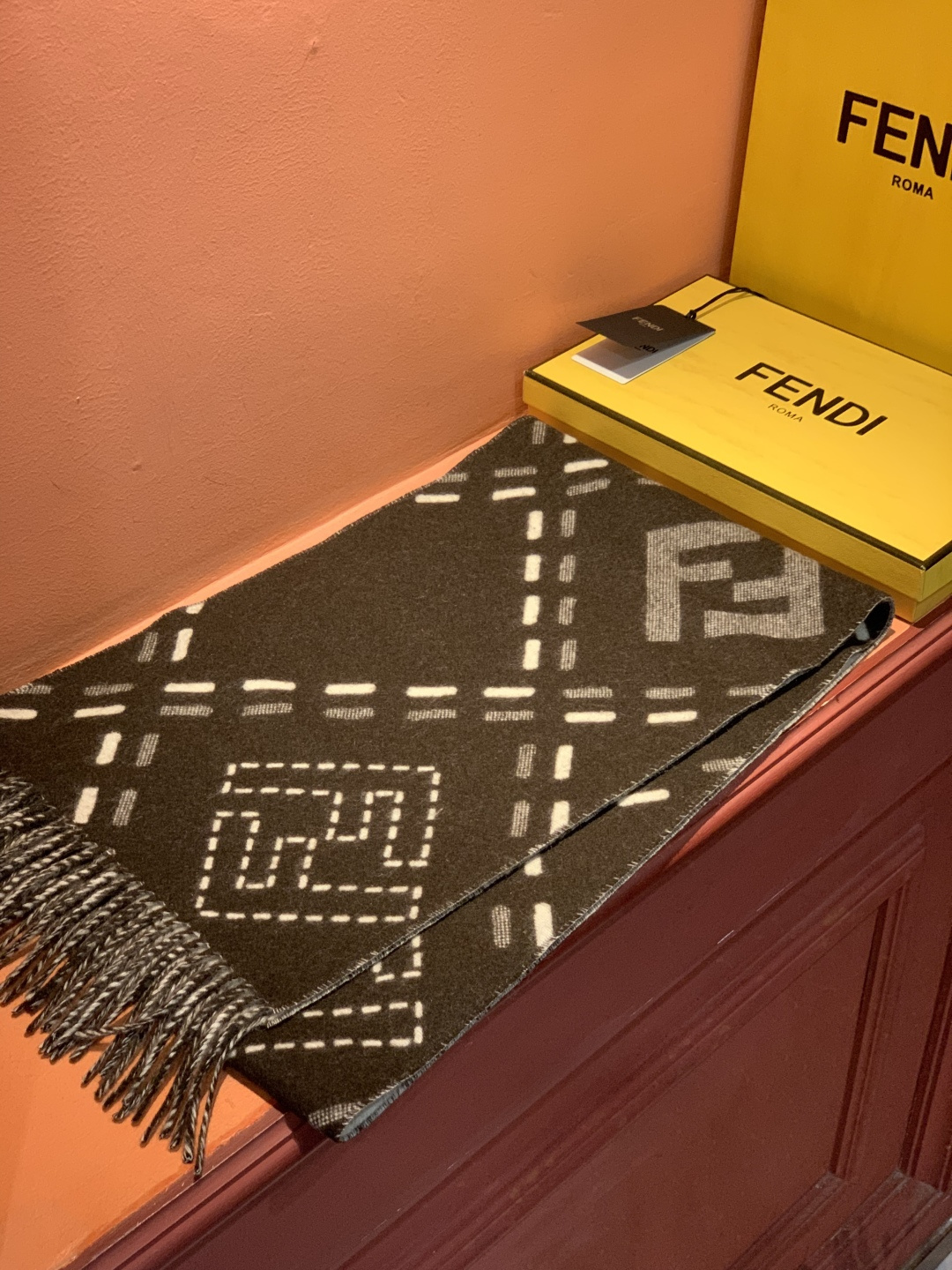 芬迪 长款流苏围巾。羊毛材质，饰以提花Selleria Macro Check缝线图案(灵感源自标志性F