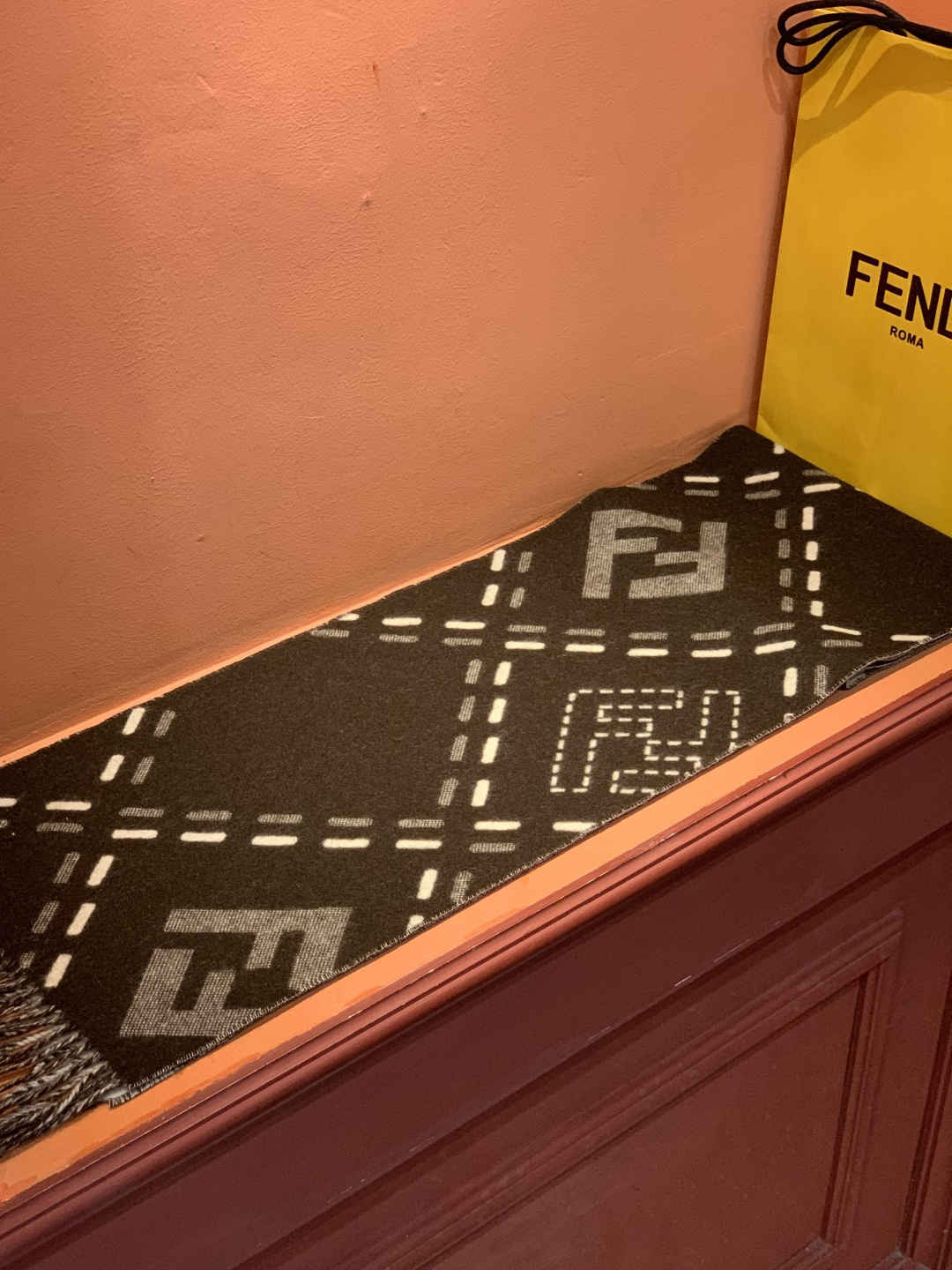 芬迪 长款流苏围巾。羊毛材质，饰以提花Selleria Macro Check缝线图案(灵感源自标志性F