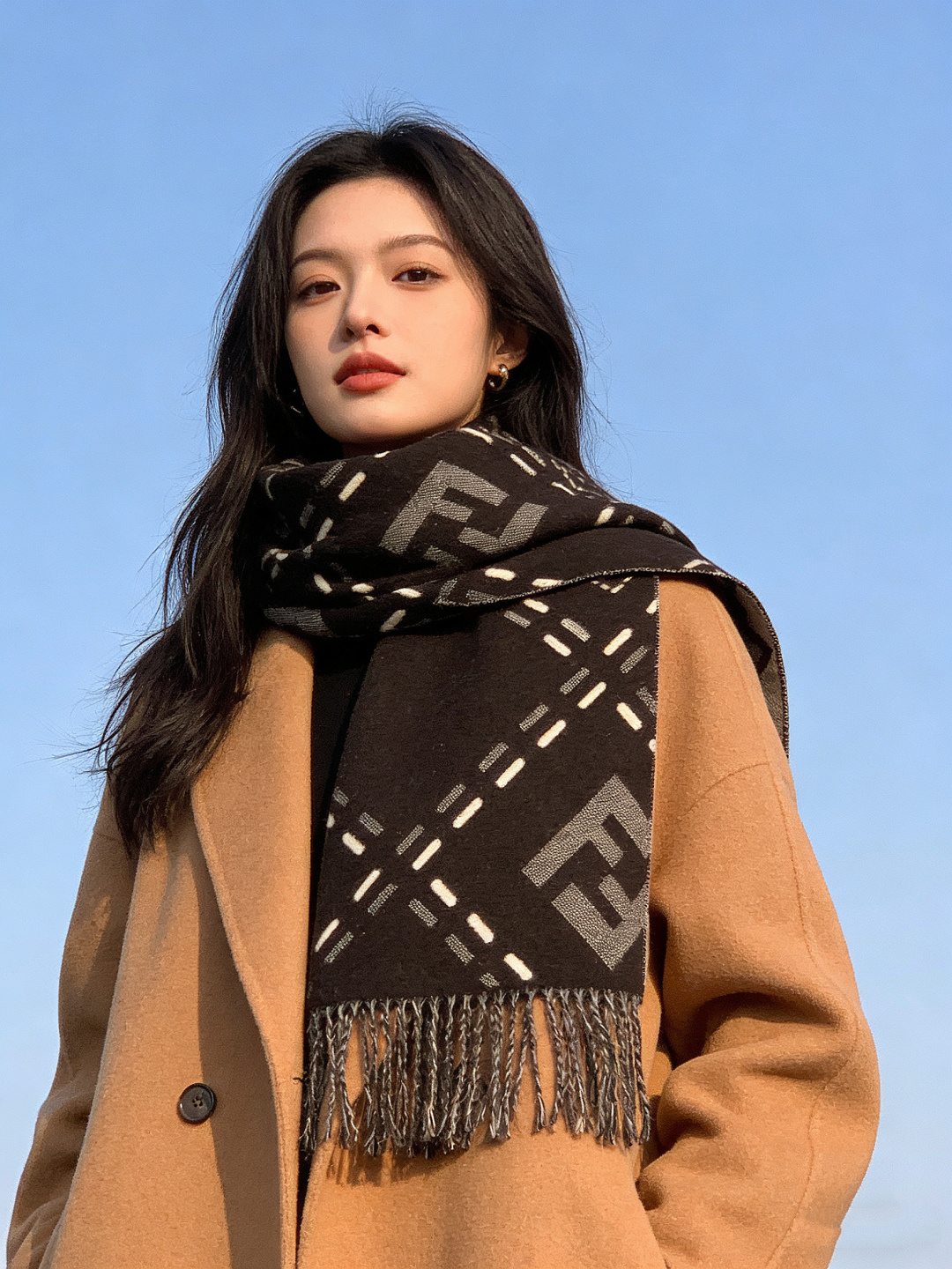 芬迪 长款流苏围巾。羊毛材质，饰以提花Selleria Macro Check缝线图案(灵感源自标志性F