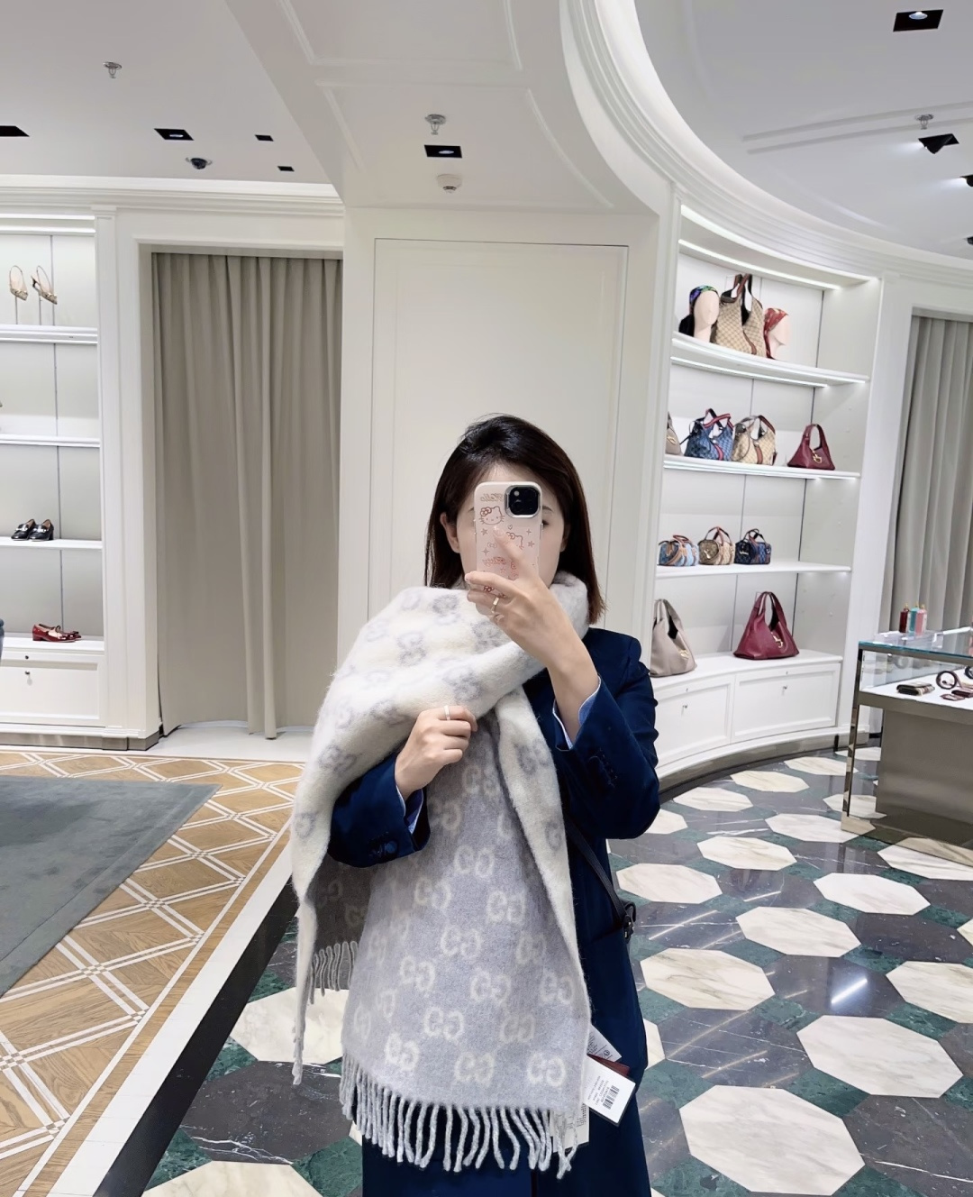 原单对版质量💝Gucci渐变色围巾🧣＂2026早春系列女士软配饰焕新诠释品牌标志性图案。这款围巾以羊驼毛